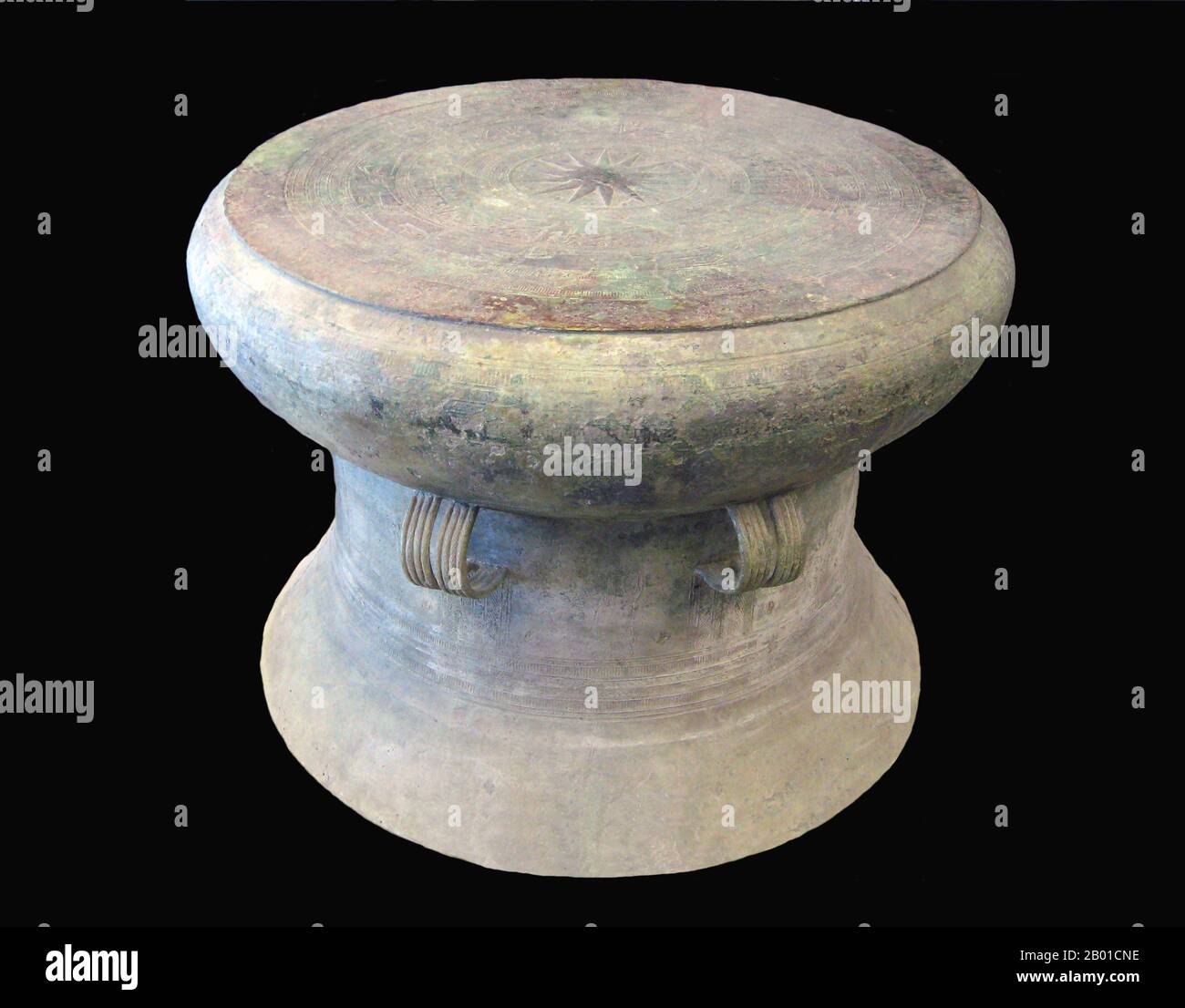 Vietnam : un tambour Dong son de Co Loa au Musée d'Histoire de Hanoi. Đông Sơn était une culture préhistorique de l'âge du bronze au Vietnam centrée sur la vallée de la rivière Rouge dans le nord du Vietnam. À ce moment-là, les premiers royaumes vietnamiens de Văn Lang et Âu Lạc sont apparus. Son influence s'est épanouie dans d'autres parties voisines de l'Asie du Sud-est d'environ 500 BCE à 100 ce. Banque D'Images