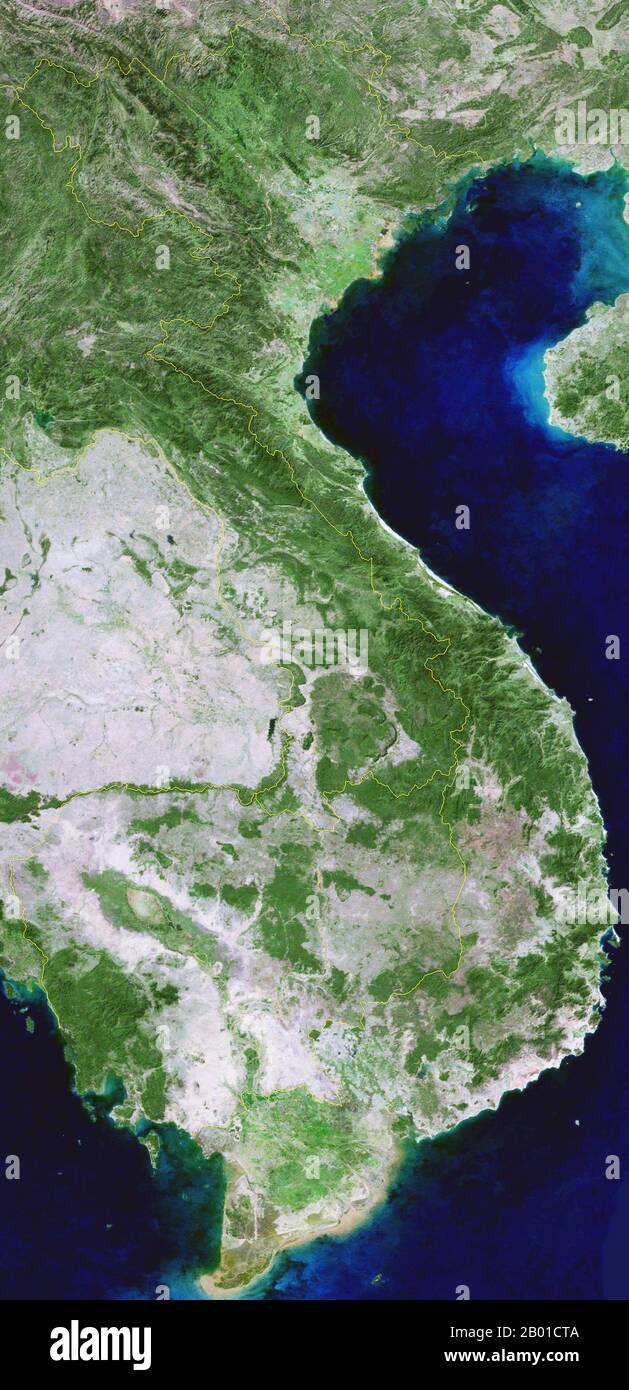 Vietnam : image satellite composite du Vietnam, avec tout le Cambodge, l'est et le sud du Laos, le nord-est de la Thaïlande et une partie du sud de la Chine, mars 2004. Le Vietnam (parfois orthographié Viet Nam), officiellement la République socialiste du Vietnam (Vietnamien: Cộng hòa xã hội chủ nghĩa Việt Nam), est le pays le plus à l'est de la péninsule Indochine en Asie du Sud-est. Elle est bordée par la République populaire de Chine (RPC) au nord, le Laos au nord-ouest, le Cambodge au sud-ouest, et la mer de Chine méridionale, appelée mer de l'est (Vietnamien: Biển Đông), à l'est. Banque D'Images