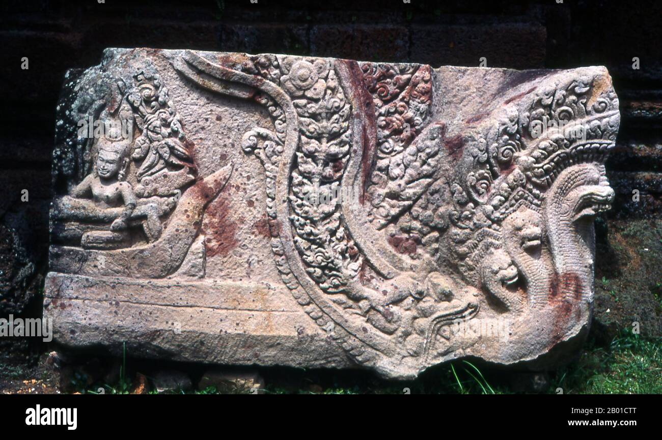 Cambodge: Lintel, temple de Phnom Chisor, province de Takeo. Le temple de Phnom Chisor est construit de briques et de laterite avec des linteaux et des portes de grès, le complexe date du 11th siècle où il a été connu sous le nom de Suryagiri. Il a été construit par le roi Suryavarman I. Suryavarman I (Narvanapala la) a été roi de l'empire khmer de 1010 à 1050. Après le règne d'Udayadityavarman I, qui a pris fin vers 1000, il n'y avait pas de successeur clair. Deux rois, Jayaviravarman et Suryavarman I, ont tous deux revendiqué le trône. Après neuf ans de guerre, Suryavarman, j'ai gagné le trône. Suryavarman J'étais bouddhiste. Banque D'Images