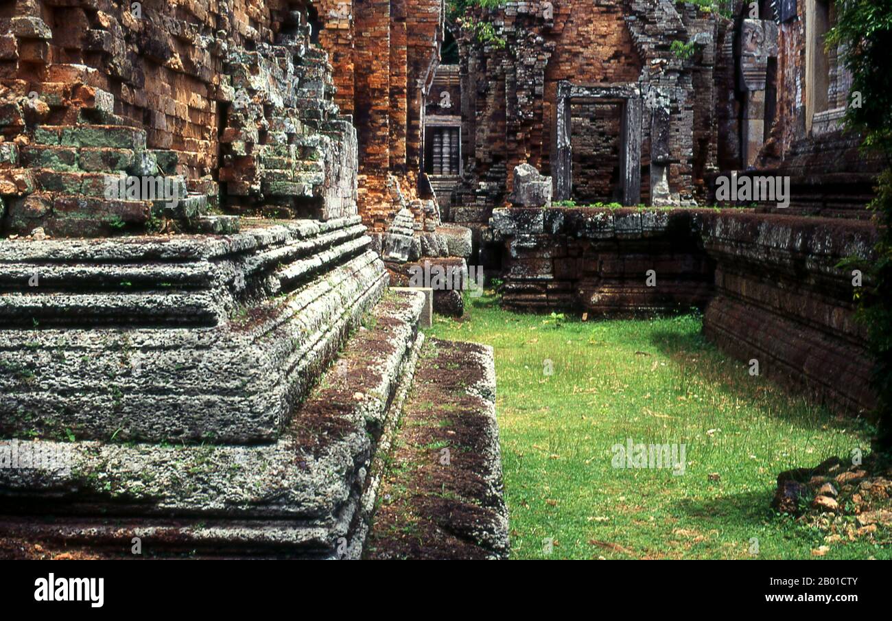 Cambodge : temple de Phnom Chisor, province de Takeo. Le temple de Phnom Chisor est construit de briques et de laterite avec des linteaux et des portes de grès, le complexe date du 11th siècle où il a été connu sous le nom de Suryagiri. Il a été construit par le roi Suryavarman I. Suryavarman I (Narvanapala la) a été roi de l'empire khmer de 1010 à 1050. Après le règne d'Udayadityavarman I, qui a pris fin vers 1000, il n'y avait pas de successeur clair. Deux rois, Jayaviravarman et Suryavarman I, ont tous deux revendiqué le trône. Après neuf ans de guerre, Suryavarman, j'ai gagné le trône. Suryavarman J'étais bouddhiste. Banque D'Images
