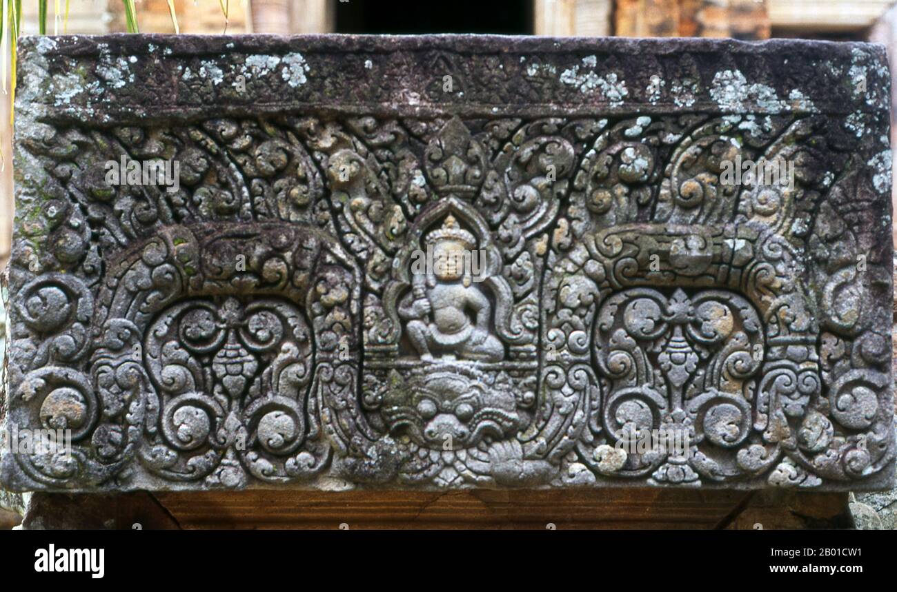 Cambodge: Lintel, temple de Phnom Chisor, province de Takeo. Le temple de Phnom Chisor est construit de briques et de laterite avec des linteaux et des portes de grès, le complexe date du 11th siècle où il a été connu sous le nom de Suryagiri. Il a été construit par le roi Suryavarman I. Suryavarman I (Narvanapala la) a été roi de l'empire khmer de 1010 à 1050. Après le règne d'Udayadityavarman I, qui a pris fin vers 1000, il n'y avait pas de successeur clair. Deux rois, Jayaviravarman et Suryavarman I, ont tous deux revendiqué le trône. Après neuf ans de guerre, Suryavarman, j'ai gagné le trône. Suryavarman J'étais bouddhiste. Banque D'Images