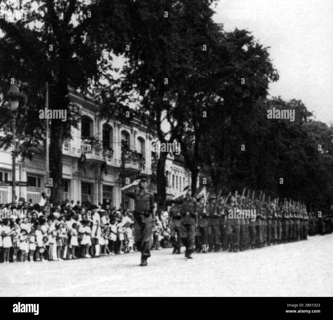 Vietnam : troupes britanniques à Saigon à la fin de la Seconde Guerre mondiale, 1945-1946. En septembre 1945, 20 000 soldats britanniques de la division indienne 20th ont occupé Saigon sous le commandement du général Sir Douglas David Gracey. Lors de la Conférence de Potsdam en juillet 1945, les alliés avaient convenu que la Grande-Bretagne prenait le contrôle du Vietnam au sud du parallèle de 16th (qui faisait alors partie de l'Indochine française) des occupants japonais. Pendant ce temps, Ho Chi Minh, chef du communiste Viet Minh, a proclamé l'indépendance vietnamienne du pouvoir français et d'importantes manifestations pro-indépendantistes et anti-françaises ont eu lieu à Saigon. Banque D'Images