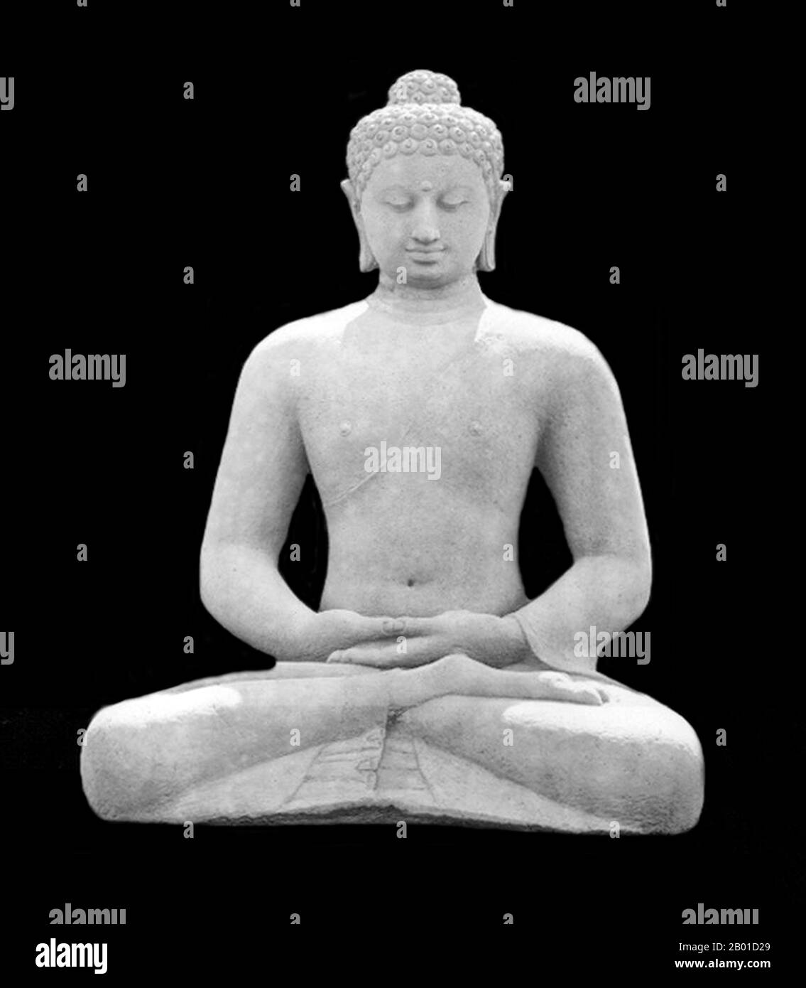 Indonésie : image Amitabha de Bouddha assis dans la mudra dhyana (représentant la concentration et la méditation), de la balustrade occidentale de Borobodur. Borobudur est un monument bouddhiste du Mahayana datant de 8th ans, près de Magelang, dans le centre de Java, en Indonésie. Le monument comprend six plates-formes carrées surmontées de trois plates-formes circulaires, et est décoré de 2 672 panneaux de relief et 504 statues de Bouddha. Un dôme principal, situé au centre de la plate-forme supérieure, est entouré de 72 statues de Bouddha placées à l'intérieur d'un stupa perforé. Le monument est à la fois un sanctuaire du Bouddha et un lieu de pèlerinage bouddhiste. Banque D'Images