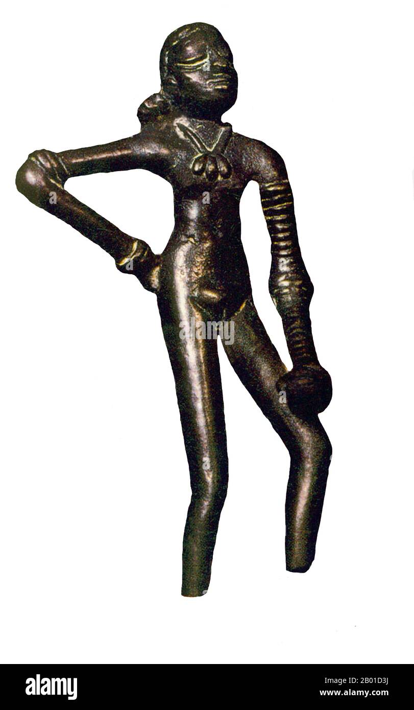 Pakistan: La 'Dancing Girl of Mohenjo-daro', Indus Valley Civilization, Sindh, c. 2300-1750 BCE. Mohenjo-daro (éclairé. Mound of the Dead), situé dans la province de Sindh, au Pakistan, était l'une des plus grandes colonies de la civilisation de l'ancienne vallée de l'Indus. Construit à environ 2600 BCE, il était l'un des premiers grands établissements urbains au monde, existant en même temps que les civilisations de l'Égypte ancienne, de la Mésopotamie et de la Crète. Une statuette de bronze surnommée la 'Dancing Girl', de 10,8 cm de haut et de 4 500 ans, a été trouvée à Mohenjo-daro en 1926. Banque D'Images