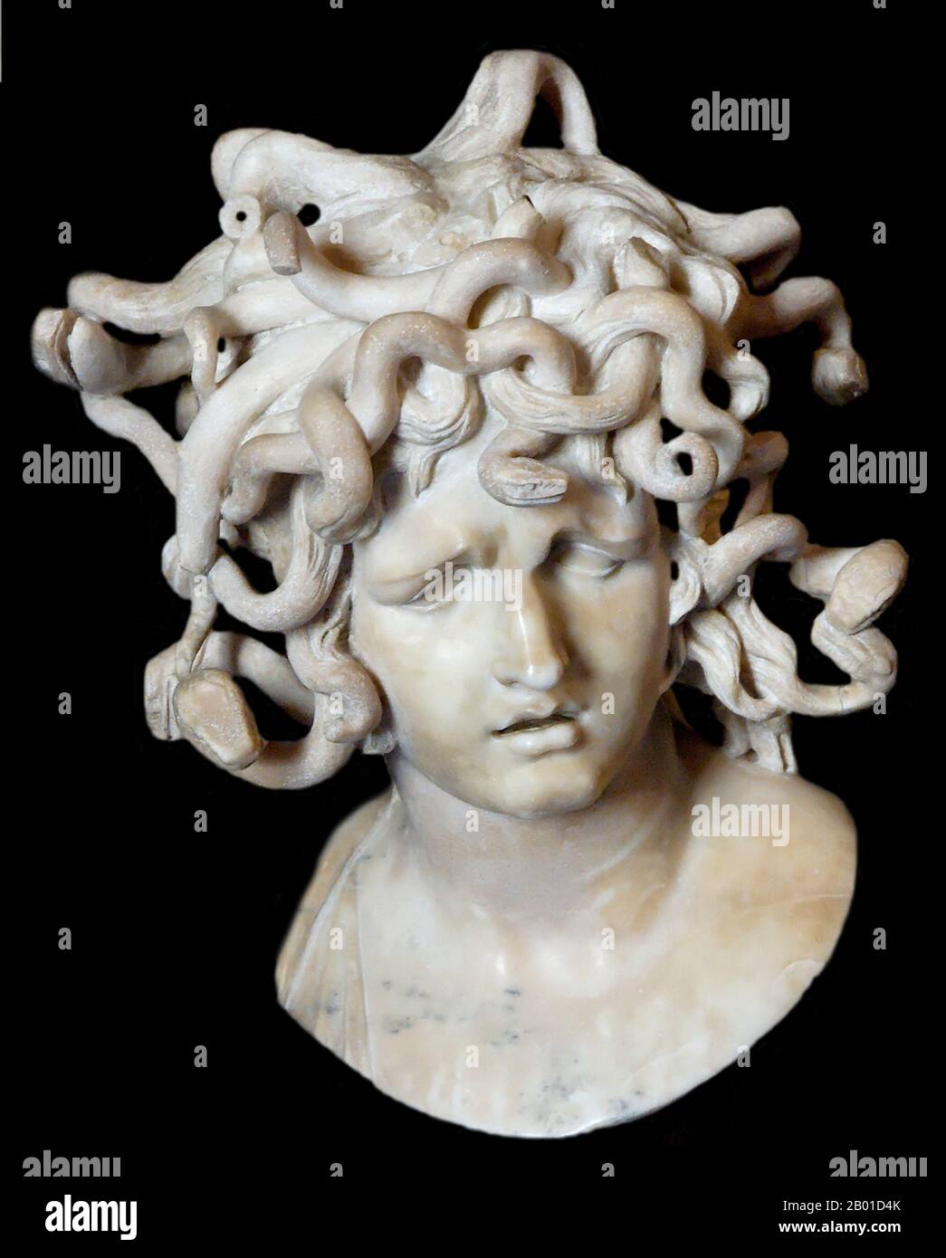 Italie : tête de Medusa en marbre blanc, par Gian Lorenzo Bernini (1598-1680), 1630. Dans la mythologie grecque, Medusa (grec: Μέδουσα, 'gardien, protecteur') était un Gorgon, un monstre chthonique, et une fille de Phorcys et de Ceto. Regarder directement sur elle tournerait les spectateurs vers la pierre. Elle était décapité par le héros Perseus, qui a ensuite utilisé sa tête comme arme jusqu'à ce qu'il la donne à la déesse Athéna pour la placer sur son bouclier. Dans l'antiquité classique, l'image de la tête de Medusa est apparue dans le dispositif de prévention du mal connu sous le nom de Gorgoneion. Banque D'Images
