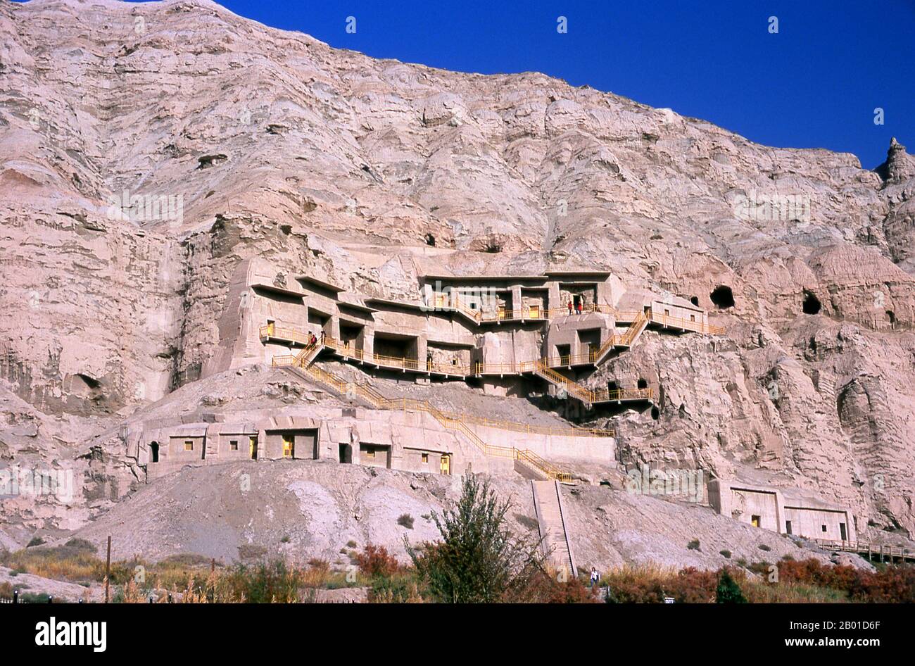 Chine: Kizil mille grottes de Bouddha, Kuqa, province de Xinjiang. Les grottes de Kizil (Qizil Ming Oy; Kizil Cave of a Thousand Buddhas) sont 236 grottes bouddhistes coupées par roche situées près du canton de Kizil dans le Xinjiang. Le site est situé sur la rive nord de la rivière Muzat à 75 kilomètres par la route au nord-ouest de Kucha (Kuqa). La région était un centre commercial de la route de la soie. On dit que les grottes sont le plus ancien complexe de grottes bouddhistes majeur du Xinjiang, avec un développement entre les 3rd et 8th siècles. Bien que le site ait été endommagé et pillé, il reste au moins 1000 mètres carrés de peintures murales. Banque D'Images