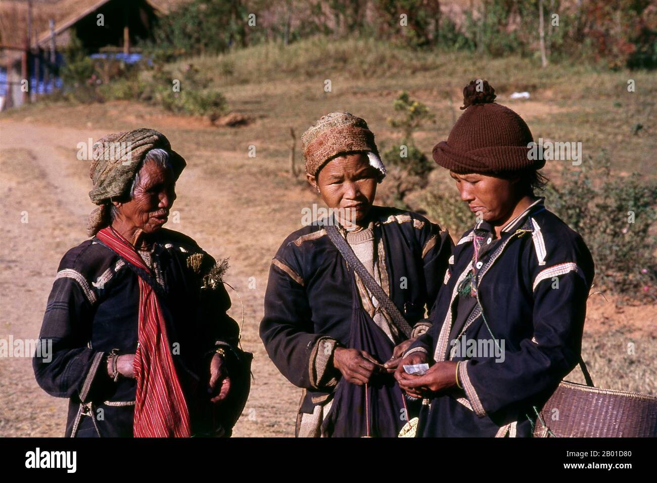 Thaïlande: Femmes Lahu, Doi Angkhang, province de Chiang Mai, nord de la Thaïlande. Les Lahu (Ladhulsi ou Kawzhawd; la Hủ) sont un groupe ethnique de l'Asie du Sud-est et de la Chine. Il s'agit de l'un des 56 groupes ethniques officiellement reconnus par la République populaire de Chine, où environ 450 000 vivent dans la province du Yunnan. On estime que 150 000 000 personnes vivent en Birmanie. En Thaïlande, Lahu est l'une des six principales tribus des collines; sa population est estimée à environ 100 000 000 habitants. Le Tai se réfère souvent à eux par l'exonym 'Mussur' ou chasseur. Environ 10 000 vivent au Laos. Ils sont l'un des 54 groupes ethniques au Vietnam. Banque D'Images Thaïlande: Femmes Lahu, Doi Angkhang, province de Chiang Mai, nord de la Thaïlande. Les Lahu (Ladhulsi ou Kawzhawd; la Hủ) sont un groupe ethnique de l'Asie du Sud-est et de la Chine. Il s'agit de l'un des 56 groupes ethniques officiellement reconnus par la République populaire de Chine, où environ 450 000 vivent dans la province du Yunnan. On estime que 150 000 000 personnes vivent en Birmanie. En Thaïlande, Lahu est l'une des six principales tribus des collines; sa population est estimée à environ 100 000 000 habitants. Le Tai se réfère souvent à eux par l'exonym 'Mussur' ou chasseur. Environ 10 000 vivent au Laos. Ils sont l'un des 54 groupes ethniques au Vietnam. Banque D'Images