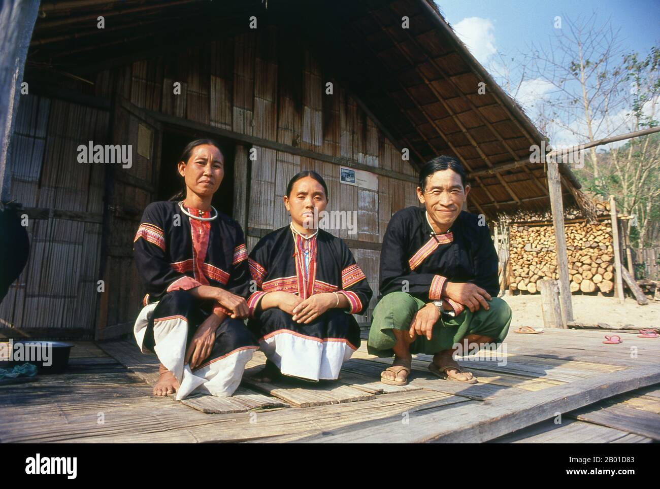 Thaïlande: Famille Lahu, province de Chiang Mai, nord de la Thaïlande. Les Lahu (Ladhulsi ou Kawzhawd; la Hủ) sont un groupe ethnique de l'Asie du Sud-est et de la Chine. Il s'agit de l'un des 56 groupes ethniques officiellement reconnus par la République populaire de Chine, où environ 450 000 vivent dans la province du Yunnan. On estime que 150 000 000 personnes vivent en Birmanie. En Thaïlande, Lahu est l'une des six principales tribus des collines; sa population est estimée à environ 100 000 000 habitants. Le Tai se réfère souvent à eux par l'exonym 'Mussur' ou chasseur. Environ 10 000 vivent au Laos. Ils sont l'un des 54 groupes ethniques au Vietnam. Banque D'Images Thaïlande: Famille Lahu, province de Chiang Mai, nord de la Thaïlande. Les Lahu (Ladhulsi ou Kawzhawd; la Hủ) sont un groupe ethnique de l'Asie du Sud-est et de la Chine. Il s'agit de l'un des 56 groupes ethniques officiellement reconnus par la République populaire de Chine, où environ 450 000 vivent dans la province du Yunnan. On estime que 150 000 000 personnes vivent en Birmanie. En Thaïlande, Lahu est l'une des six principales tribus des collines; sa population est estimée à environ 100 000 000 habitants. Le Tai se réfère souvent à eux par l'exonym 'Mussur' ou chasseur. Environ 10 000 vivent au Laos. Ils sont l'un des 54 groupes ethniques au Vietnam. Banque D'Images