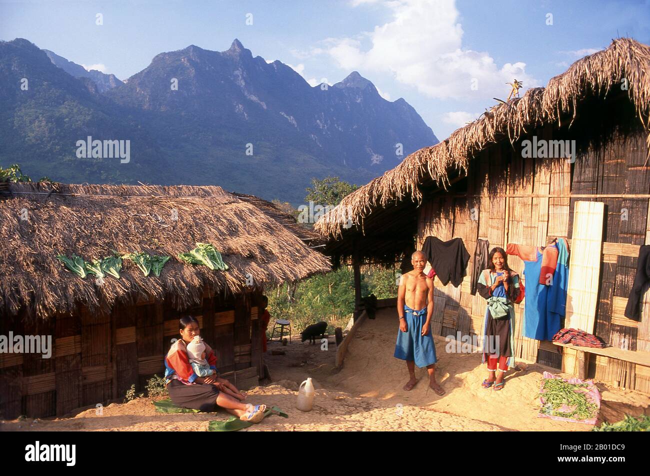 Thaïlande: Famille Lisu près de Chiang Dao, province de Chiang Mai, nord de la Thaïlande. Le peuple Lisu (Lìsù zú) est un groupe ethnique du Tibeto-Burman qui habite les régions montagneuses de la Birmanie (Myanmar), du sud-ouest de la Chine, de la Thaïlande et de l'État indien de l'Arunachal Pradesh. Environ 730 000 personnes vivent dans les préfectures de Lijiang, Baoshan, Nujiang, Diqing et Dehong dans la province du Yunnan, en Chine. Le Lisu constitue l'un des 56 groupes ethniques officiellement reconnus par la République populaire de Chine. En Birmanie, les Lisu sont connus comme l'un des sept groupes minoritaires de Kachin. Banque D'Images Thaïlande: Famille Lisu près de Chiang Dao, province de Chiang Mai, nord de la Thaïlande. Le peuple Lisu (Lìsù zú) est un groupe ethnique du Tibeto-Burman qui habite les régions montagneuses de la Birmanie (Myanmar), du sud-ouest de la Chine, de la Thaïlande et de l'État indien de l'Arunachal Pradesh. Environ 730 000 personnes vivent dans les préfectures de Lijiang, Baoshan, Nujiang, Diqing et Dehong dans la province du Yunnan, en Chine. Le Lisu constitue l'un des 56 groupes ethniques officiellement reconnus par la République populaire de Chine. En Birmanie, les Lisu sont connus comme l'un des sept groupes minoritaires de Kachin. Banque D'Images
