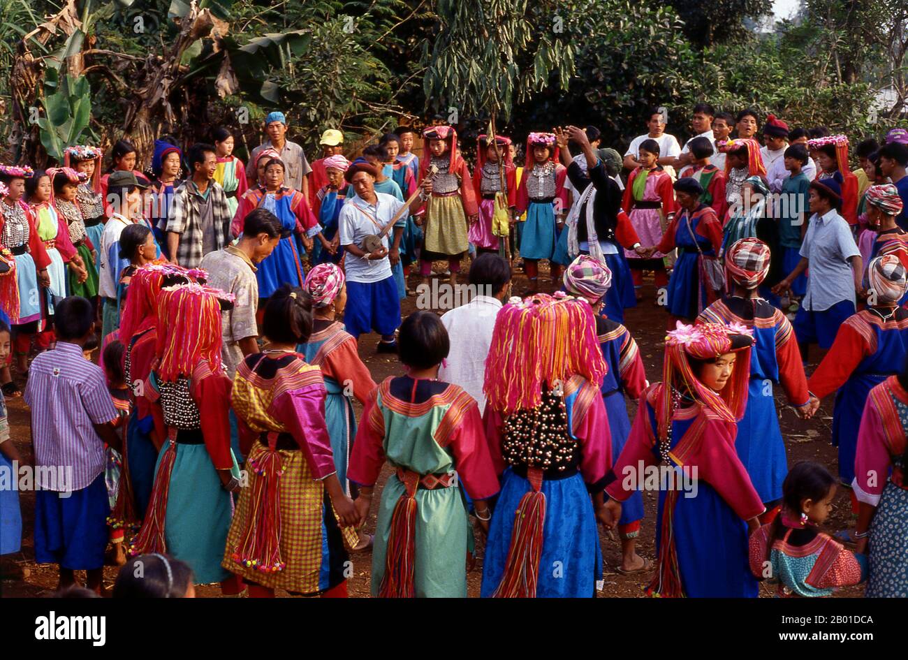 Thaïlande: Célébrations du nouvel an de Lisu, province de Chiang Mai, nord de la Thaïlande. Le peuple Lisu (Lìsù zú) est un groupe ethnique du Tibeto-Burman qui habite les régions montagneuses de la Birmanie (Myanmar), du sud-ouest de la Chine, de la Thaïlande et de l'État indien de l'Arunachal Pradesh. Environ 730 000 personnes vivent dans les préfectures de Lijiang, Baoshan, Nujiang, Diqing et Dehong dans la province du Yunnan, en Chine. Le Lisu constitue l'un des 56 groupes ethniques officiellement reconnus par la République populaire de Chine. En Birmanie, les Lisu sont connus comme l'un des sept groupes minoritaires de Kachin. Banque D'Images Thaïlande: Célébrations du nouvel an de Lisu, province de Chiang Mai, nord de la Thaïlande. Le peuple Lisu (Lìsù zú) est un groupe ethnique du Tibeto-Burman qui habite les régions montagneuses de la Birmanie (Myanmar), du sud-ouest de la Chine, de la Thaïlande et de l'État indien de l'Arunachal Pradesh. Environ 730 000 personnes vivent dans les préfectures de Lijiang, Baoshan, Nujiang, Diqing et Dehong dans la province du Yunnan, en Chine. Le Lisu constitue l'un des 56 groupes ethniques officiellement reconnus par la République populaire de Chine. En Birmanie, les Lisu sont connus comme l'un des sept groupes minoritaires de Kachin. Banque D'Images