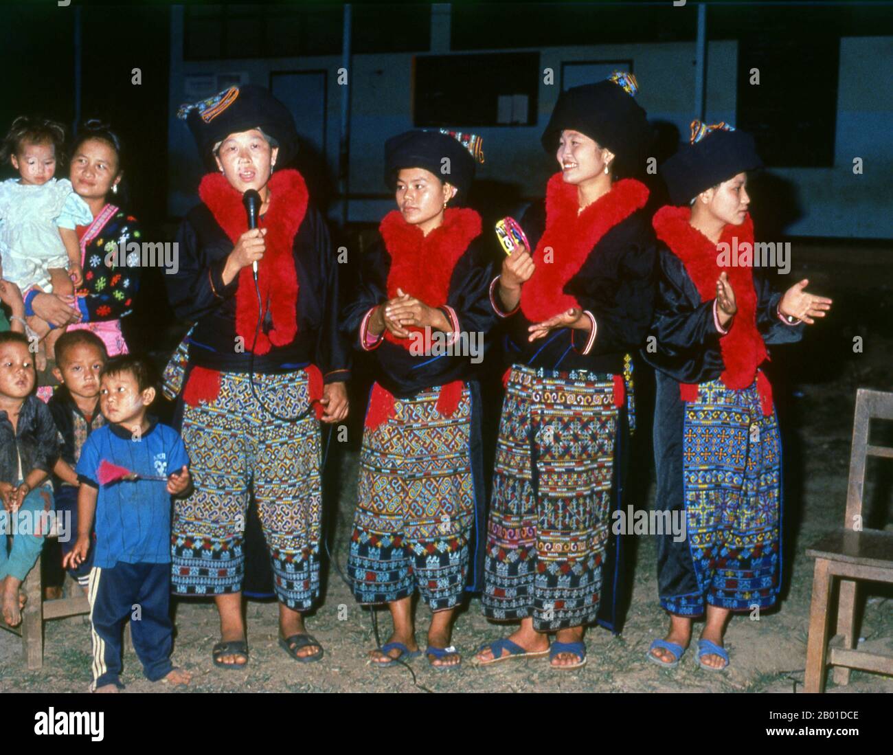 Thaïlande: Des femmes de Yao (Mien) chantent dans un village, Phaya Mangrai, province de Chiang Rai, dans le nord de la Thaïlande. La nationalité Yao (sa grande majorité est également connue sous le nom de Mien; Pinyin: Yáo zú; Vietnamien: người Dao) est une classification gouvernementale pour diverses minorités en Chine. Ils forment l'un des 55 groupes ethniques minoritaires officiellement reconnus par la République populaire de Chine, où ils résident sur le terrain montagneux du sud-ouest et du sud. Ils forment également l'un des 54 groupes ethniques officiellement reconnus par le Vietnam. Banque D'Images