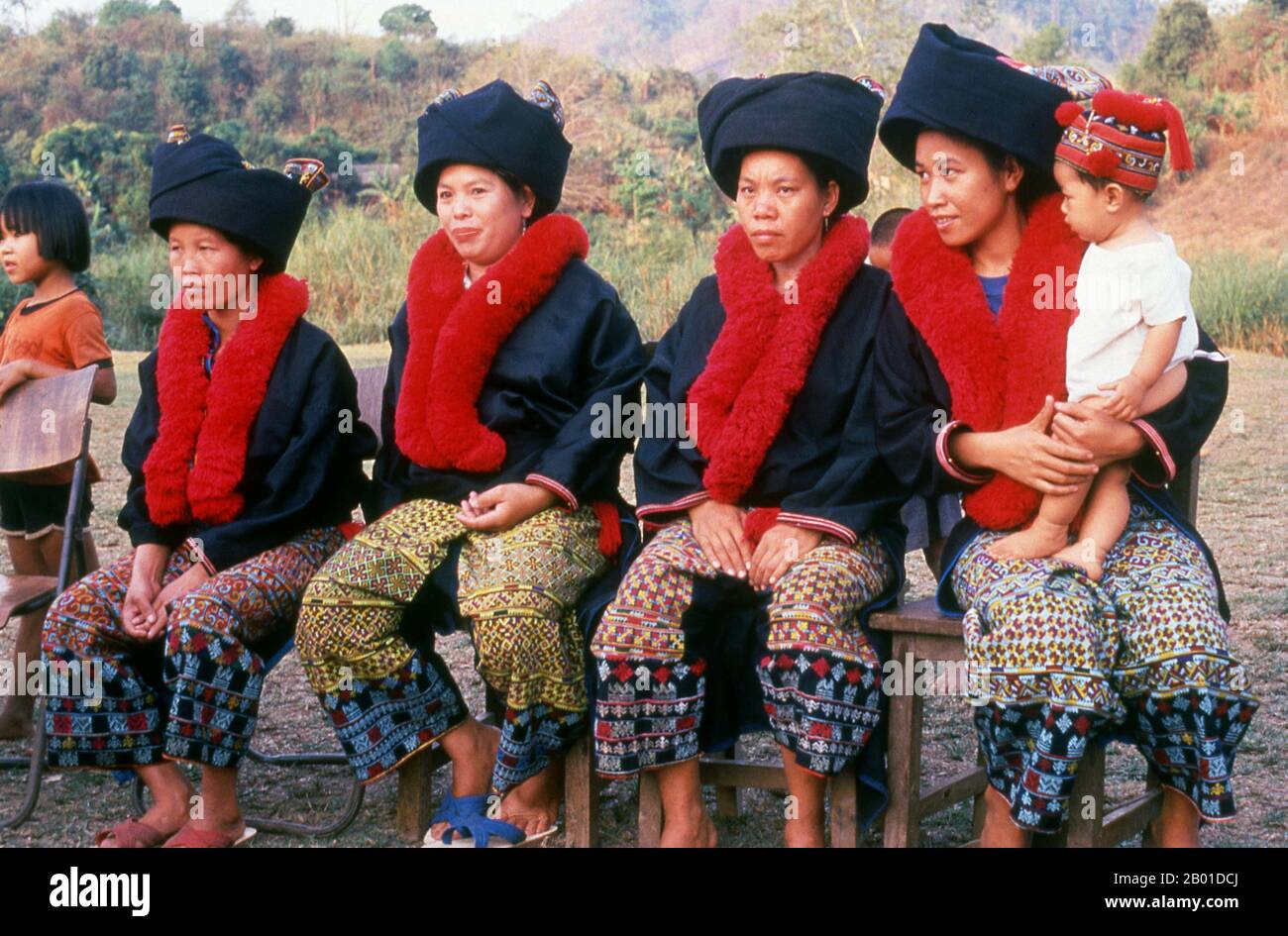 Thaïlande: Les femmes Yao (Mien) avec leurs ruffs rouges distinctifs, Phaya Mangrai, province de Chiang Rai, nord de la Thaïlande. La nationalité Yao (sa grande majorité est également connue sous le nom de Mien; Pinyin: Yáo zú; Vietnamien: người Dao) est une classification gouvernementale pour diverses minorités en Chine. Ils forment l'un des 55 groupes ethniques minoritaires officiellement reconnus par la République populaire de Chine, où ils résident sur le terrain montagneux du sud-ouest et du sud. Ils forment également l'un des 54 groupes ethniques officiellement reconnus par le Vietnam. Banque D'Images