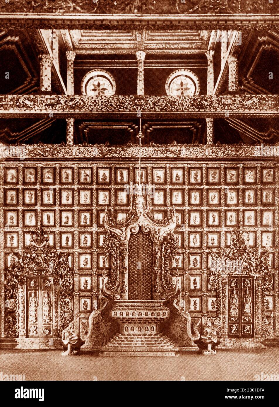 Birmanie : le trône des abeilles (Bhamarasana) du palais Mandalay, vers 1892-1896. Le trône des abeilles (Bhamarasana) est ainsi appelé parce qu'il était orné de figures d'abeilles dans les petites niches au fond du piédestal. Il est fait à partir du bois d'un arbre de karaway. Aujourd'hui, il est logé dans la salle est du palais Mandalay, le dernier palais royal du dernier monarque birman, le roi Mindon, qui a construit le palais entre 1857 et 1859 dans le cadre de la fondation de la nouvelle capitale royale de Mandalay. La conquête britannique de la Birmanie a commencé en 1824 en réponse à une tentative birmane d'envahir l'Inde. Banque D'Images