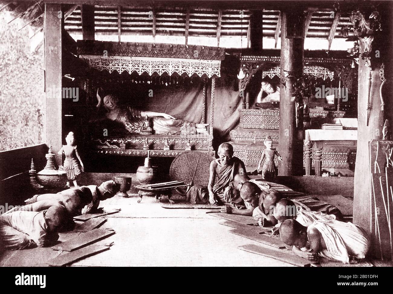Birmanie: De jeunes novices bouddhistes étudient dans une école monastique dans un village rural birman. Photo de Max Henry Ferrars (1846-1933) et Bertha Ferrars (1845-1937), 1900. Les moines bouddhistes collectent des almes - la nourriture préparée par des dévotés et des laïcs qui font du mérite en les faisant don - chaque matin en Birmanie et dans la plupart des pays bouddhistes Theravada. C'est leur seule nourriture pour la journée. Les moines ne mangent pas après 12 heures. La légende attribue la première doctrine bouddhiste en Birmanie à 228 BCE lorsque Sonna et Uttara, deux ambassadeurs de l'empereur Ashoka le Grand de l'Inde, sont venus au pays avec des textes sacrés. Banque D'Images