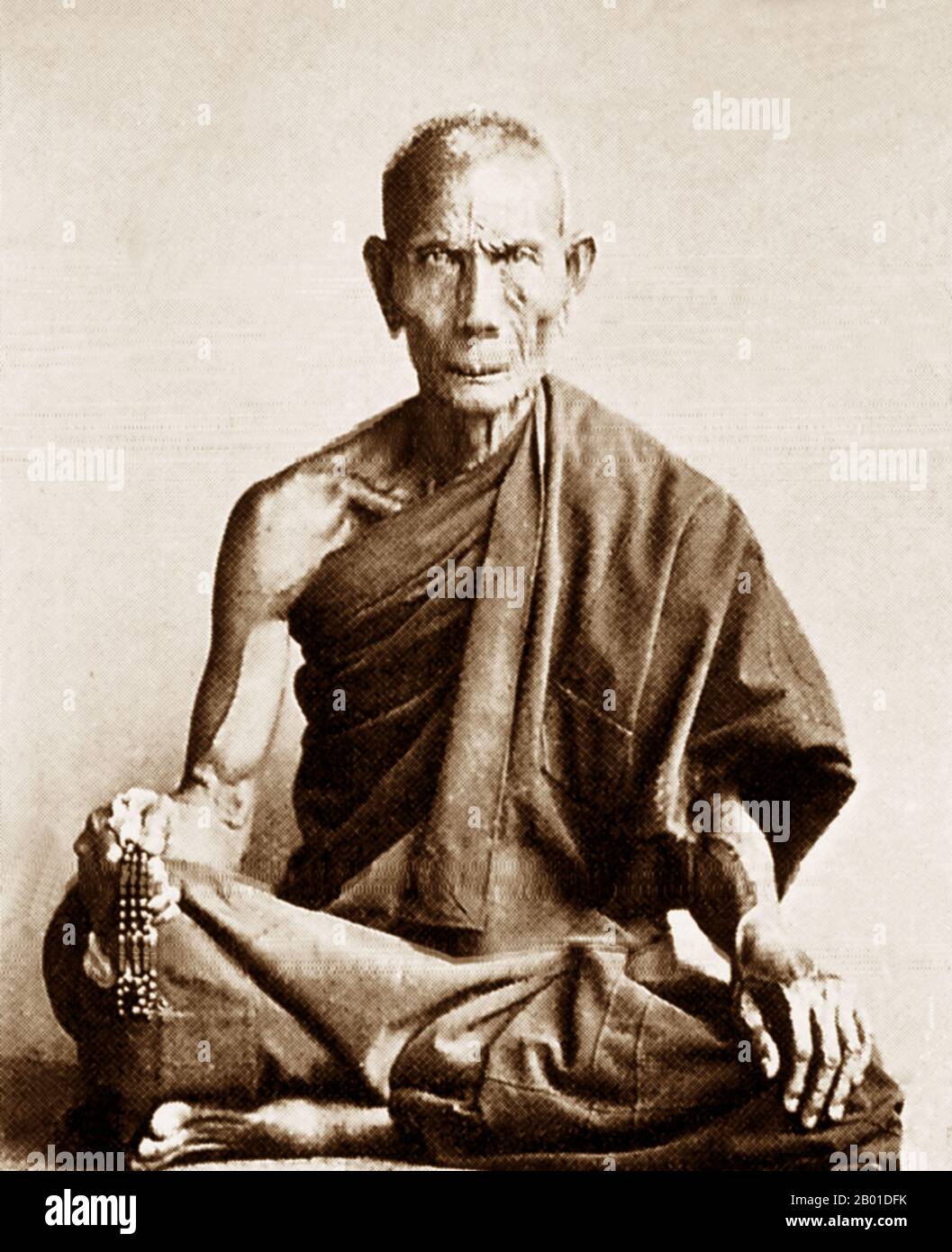 Birmanie : un moine bouddhiste birman reclus, c. 1892-1896. La légende attribue la première doctrine bouddhiste en Birmanie à 228 BCE lorsque Sonna et Uttara, deux ambassadeurs de l'empereur Ashoka le Grand de l'Inde, sont venus au pays avec des textes sacrés. Cependant, l'ère d'or du bouddhisme a vraiment commencé dans le 11th siècle après que le roi Anawrahta de Pagan (Bagan) a été converti au bouddhisme Theravada. Aujourd'hui, 89% de la population birmane est bouddhiste Theravada. La conquête britannique de la Birmanie a commencé en 1824 en réponse à une tentative birmane d'envahir l'Inde. Banque D'Images