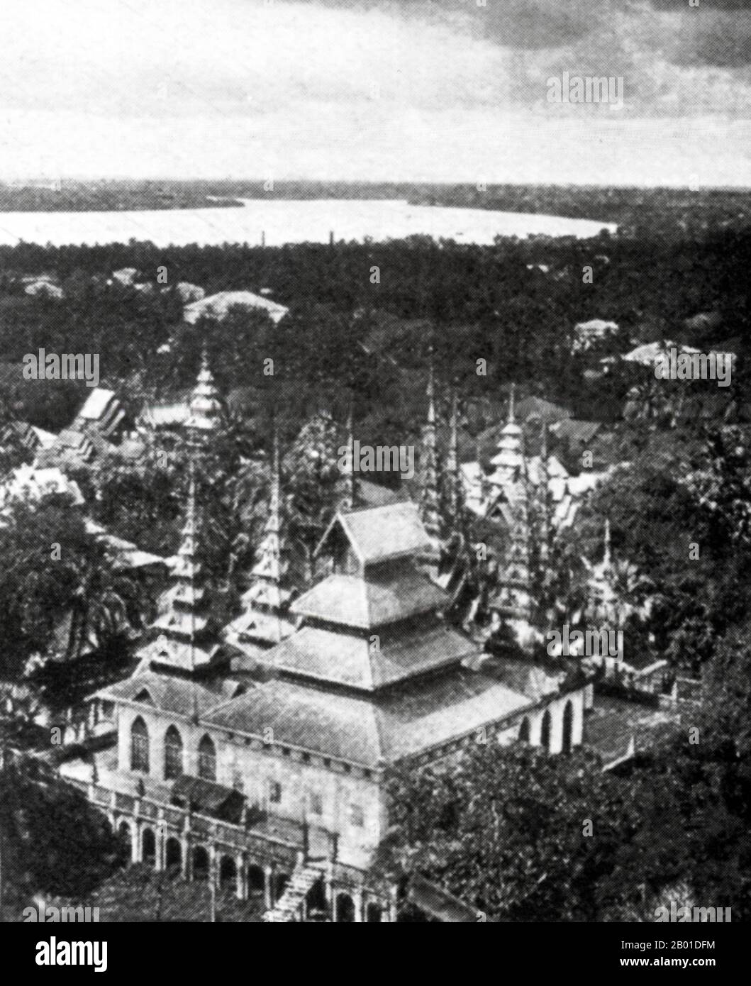 Birmanie: Un grand refuge bouddhiste (birman: 'Kyaung') ou un lieu de repos pour les moines, vers 1892-1896. La légende attribue la première doctrine bouddhiste en Birmanie à 228 BCE lorsque Sonna et Uttara, deux ambassadeurs de l'empereur Ashoka le Grand de l'Inde, sont venus au pays avec des textes sacrés. Cependant, l'ère d'or du bouddhisme a vraiment commencé dans le 11th siècle après que le roi Anawrahta de Pagan (Bagan) a été converti au bouddhisme Theravada. Aujourd'hui, 89% de la population birmane est bouddhiste Theravada. La conquête britannique de la Birmanie a commencé en 1824 en réponse à une tentative birmane d'envahir l'Inde. Banque D'Images