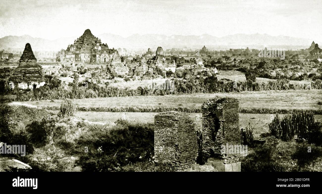 Birmanie : vue panoramique des ruines antiques de Pagan (Bagan), vers 1892-1896. Les ruines de Bagan (également orthographiées Pagan) couvrent une superficie de 16 milles carrés (41 km2). La majorité de ses bâtiments ont été construits entre les 11th et 13th siècles, pendant que Bagan était la capitale du premier Empire birman. Cependant, ce n'est pas jusqu'à ce que le roi Pyinbya déménage la capitale à Bagan en 874 ce qu'elle devienne une ville importante. Dans la tradition birmane, la capitale s'est déplacée à chaque règne, et ainsi Bagan a été une fois de plus abandonné jusqu'au règne du roi Anawrahta qui, en 1057, a conquis la capitale mon de Thaton. Banque D'Images