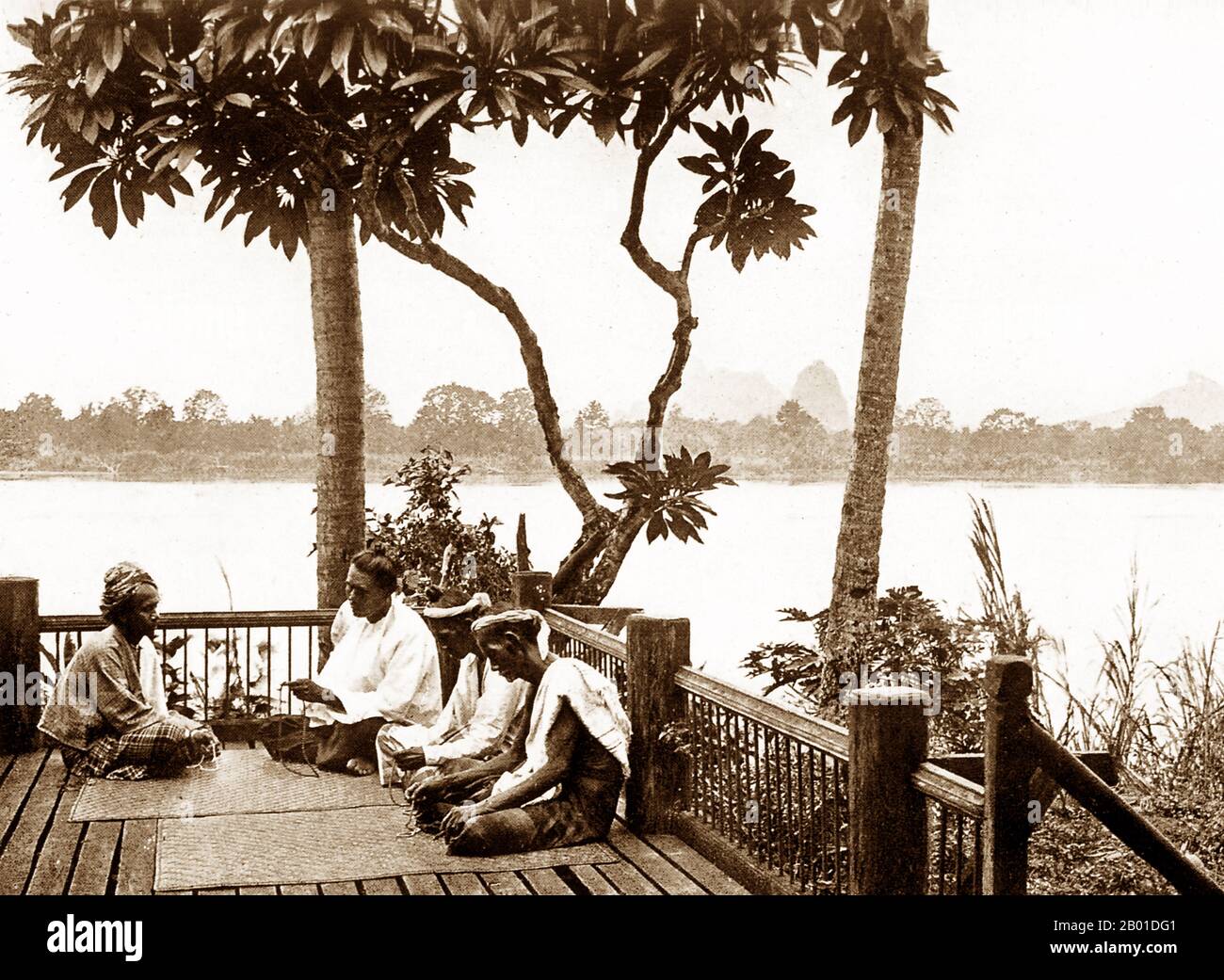 Birmanie : les aînés du village discutent de questions locales, c. 1892-1896. La conquête britannique de la Birmanie a commencé en 1824 en réponse à une tentative birmane d'envahir l'Inde. En 1886, et après deux autres guerres, la Grande-Bretagne avait incorporé tout le pays dans le Raj britannique. Pour stimuler le commerce et faciliter les changements, les Britanniques ont fait venir des Indiens et des Chinois, qui ont rapidement déplacé les Birmans dans les zones urbaines. À ce jour, Rangoon et Mandalay ont de grandes populations indiennes ethniques. Des chemins de fer et des écoles ont été construits, ainsi qu'un grand nombre de prisons, dont la tristement célèbre prison d'Insein. Banque D'Images