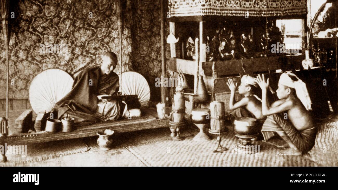 Birmanie: Jeunes novices (birman: 'ko-yin') demander l'approbation d'un abbé bouddhiste ('ya-daw') pour quitter le monastère pour retourner à la vie laïque, vers 1892-1896. Les moines bouddhistes collectent des almes - la nourriture préparée par des dévotés et des laïcs qui font du mérite en les faisant don - chaque matin en Birmanie et dans la plupart des pays bouddhistes Theravada. C'est leur seule nourriture pour la journée. Les moines ne mangent pas après 12 heures. La légende attribue la première doctrine bouddhiste en Birmanie à 228 BCE lorsque Sonna et Uttara, deux ambassadeurs de l'empereur Ashoka le Grand de l'Inde, sont venus au pays avec des textes sacrés. Banque D'Images