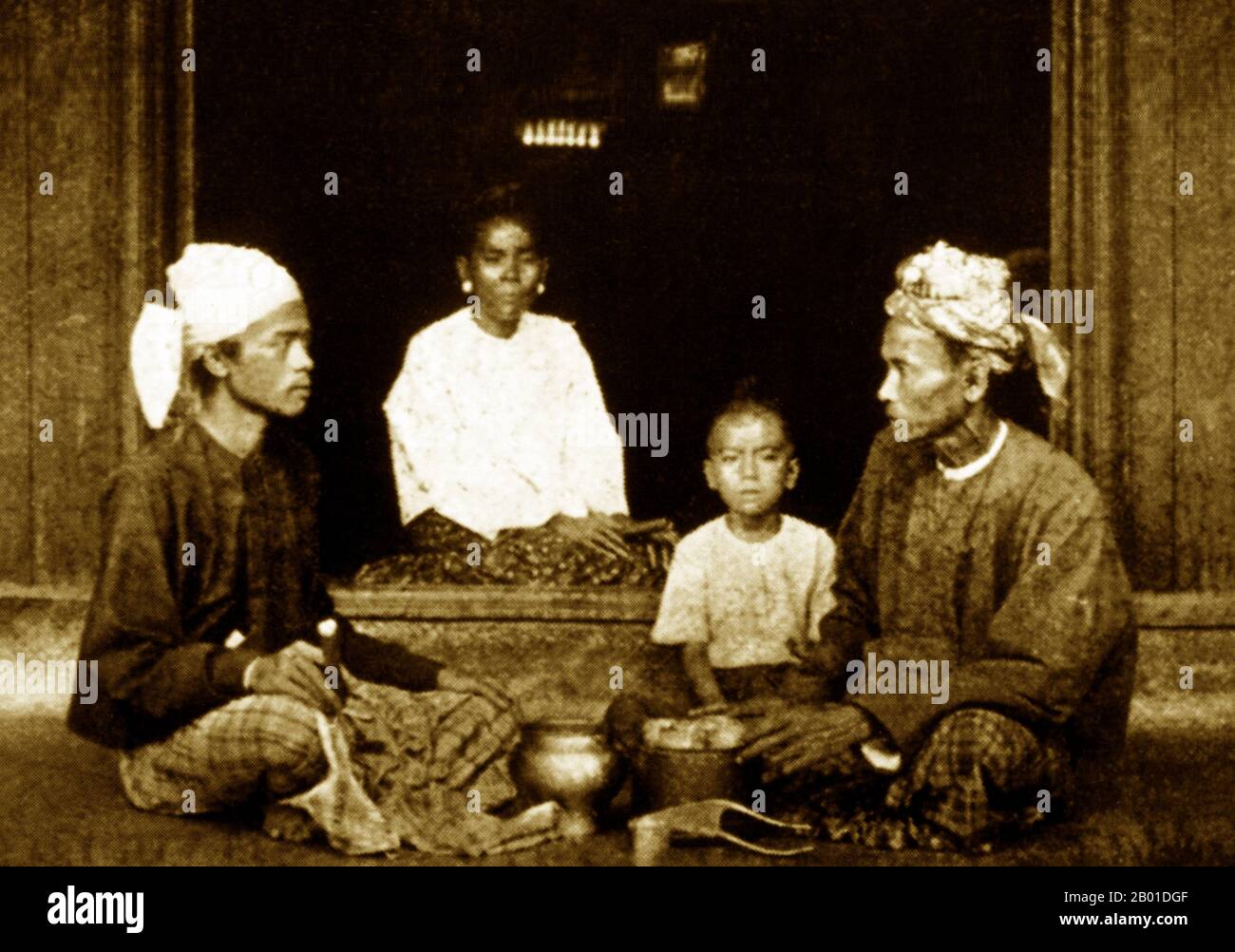 Birmanie : un hôte birman reçoit un invité, vers 1892-1896. La conquête britannique de la Birmanie a commencé en 1824 en réponse à une tentative birmane d'envahir l'Inde. En 1886, et après deux autres guerres, la Grande-Bretagne avait incorporé tout le pays dans le Raj britannique. Pour stimuler le commerce et faciliter les changements, les Britanniques ont fait venir des Indiens et des Chinois, qui ont rapidement déplacé les Birmans dans les zones urbaines. À ce jour, Rangoon et Mandalay ont de grandes populations indiennes ethniques. Des chemins de fer et des écoles ont été construits, ainsi qu'un grand nombre de prisons, dont la tristement célèbre prison d'Insein. Banque D'Images