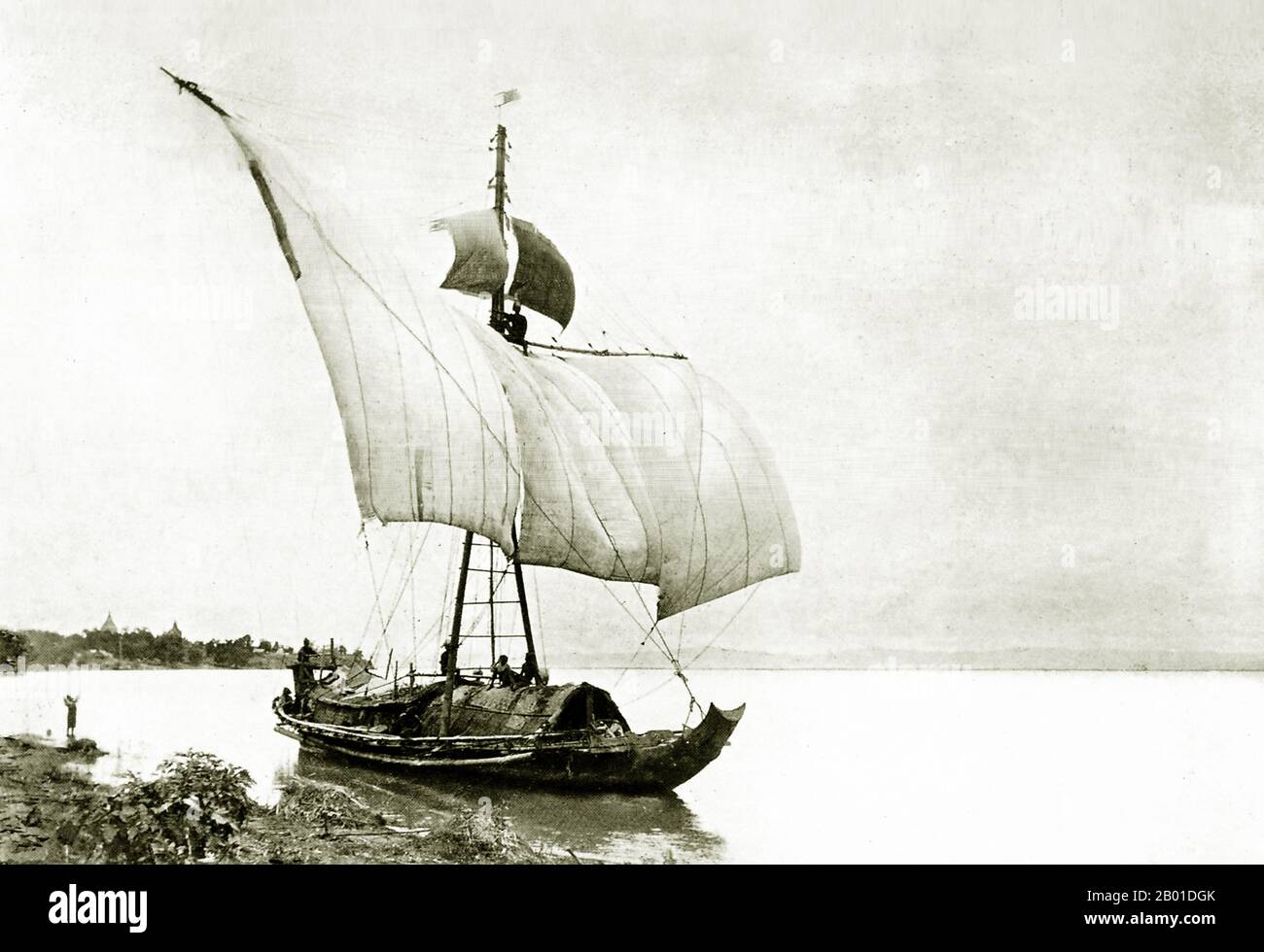 Birmanie : une barge navigue en amont sur la rivière Irrawaddy, vers 1892-1896. La conquête britannique de la Birmanie a commencé en 1824 en réponse à une tentative birmane d'envahir l'Inde. En 1886, et après deux autres guerres, la Grande-Bretagne avait incorporé tout le pays dans le Raj britannique. Pour stimuler le commerce et faciliter les changements, les Britanniques ont fait venir des Indiens et des Chinois, qui ont rapidement déplacé les Birmans dans les zones urbaines. À ce jour, Rangoon et Mandalay ont de grandes populations indiennes ethniques. Des chemins de fer et des écoles ont été construits, ainsi qu'un grand nombre de prisons, dont la tristement célèbre prison d'Insein. Banque D'Images