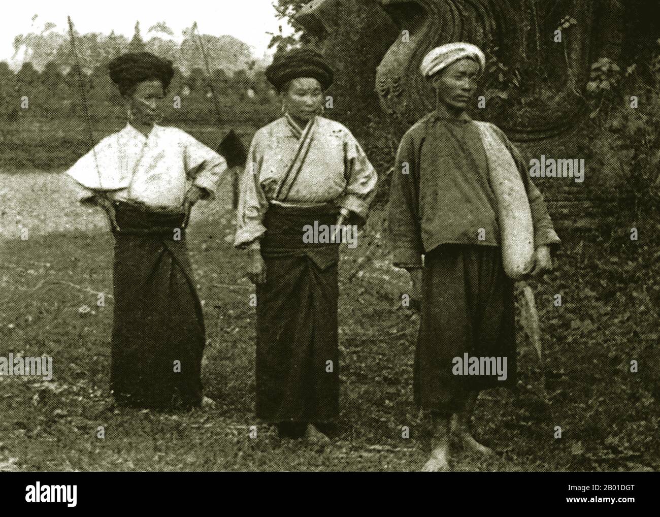 Birmanie : personnes Shan ethniques vêlées de façon traditionnelle à l'extérieur de Kengtung, c. 1892-1896. Situé dans le nord-est du pays, l’État Shan couvre un quart de la masse terrestre de la Birmanie. Elle était traditionnellement séparée en principautés et se compose principalement de Shan, Burman Pa-O, Intha, Taungyo, Danu, Palaung et Kachin. Banque D'Images