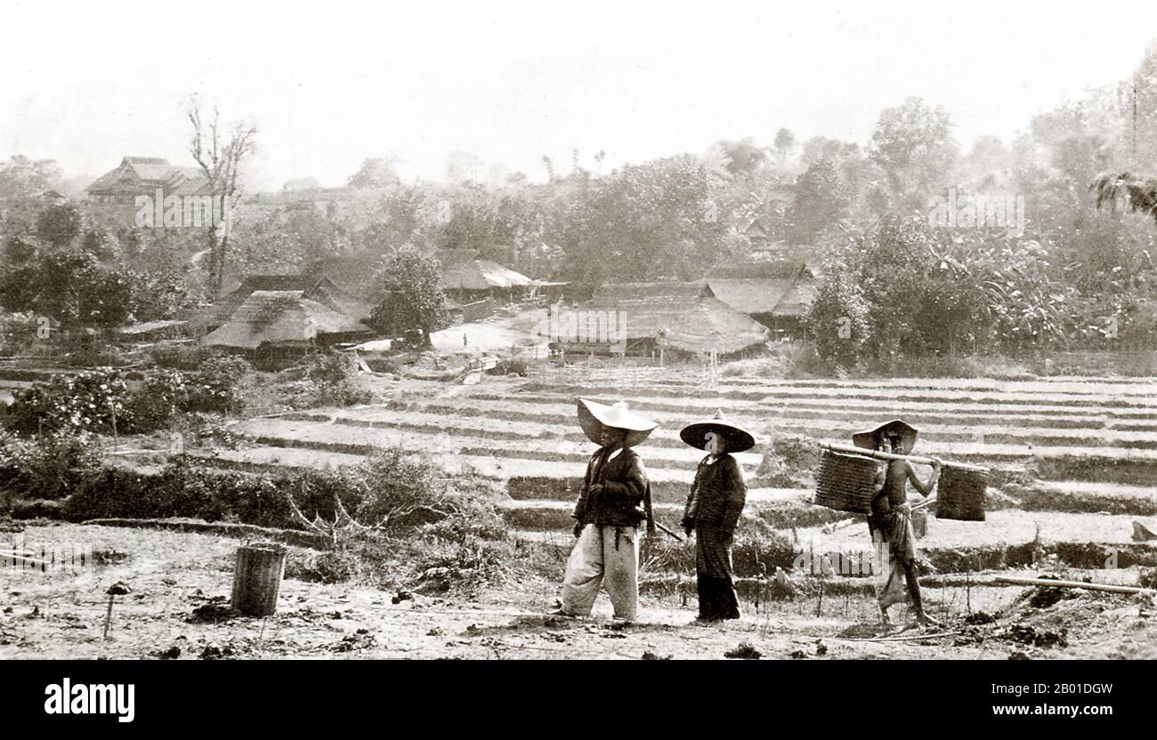 Birmanie : les fermiers Shan avec village en arrière-plan, vers 1892-1896. Situé dans le nord-est du pays, l’État Shan couvre un quart de la masse terrestre de la Birmanie. Elle était traditionnellement séparée en principautés et se compose principalement de Shan, Burman Pa-O, Intha, Taungyo, Danu, Palaung et Kachin. Banque D'Images