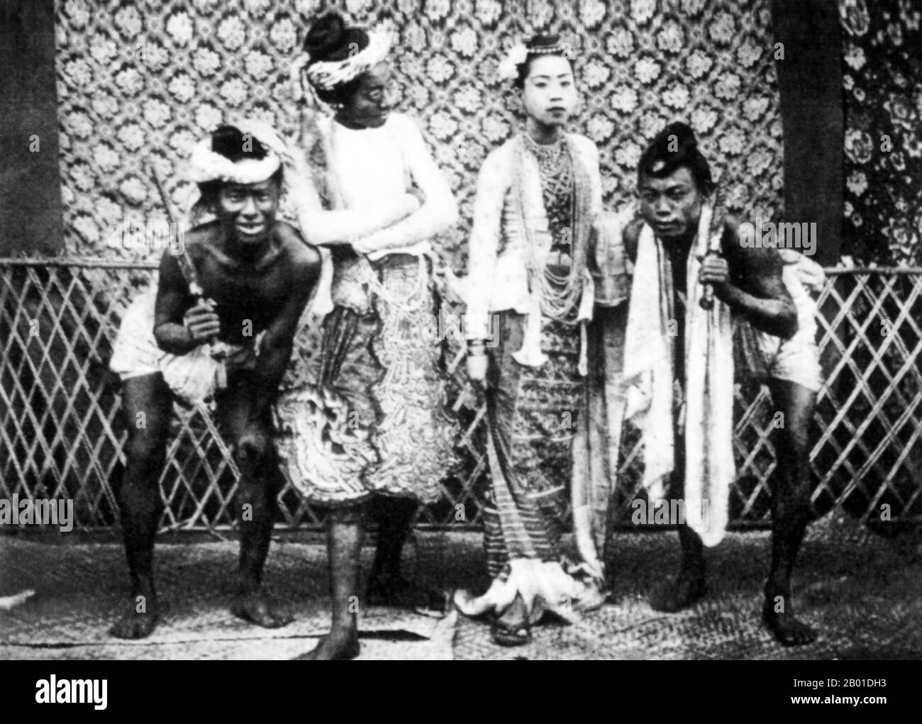 Birmanie : acteurs du théâtre, c. 1892-1896. La conquête britannique de la Birmanie a commencé en 1824 en réponse à une tentative birmane d'envahir l'Inde. En 1886, et après deux autres guerres, la Grande-Bretagne avait incorporé tout le pays dans le Raj britannique. Pour stimuler le commerce et faciliter les changements, les Britanniques ont fait venir des Indiens et des Chinois, qui ont rapidement déplacé les Birmans dans les zones urbaines. À ce jour, Rangoon et Mandalay ont de grandes populations indiennes ethniques. Des chemins de fer et des écoles ont été construits, ainsi qu'un grand nombre de prisons, y compris la tristement célèbre prison d'Insein, alors utilisée pour les prisonniers politiques. Banque D'Images