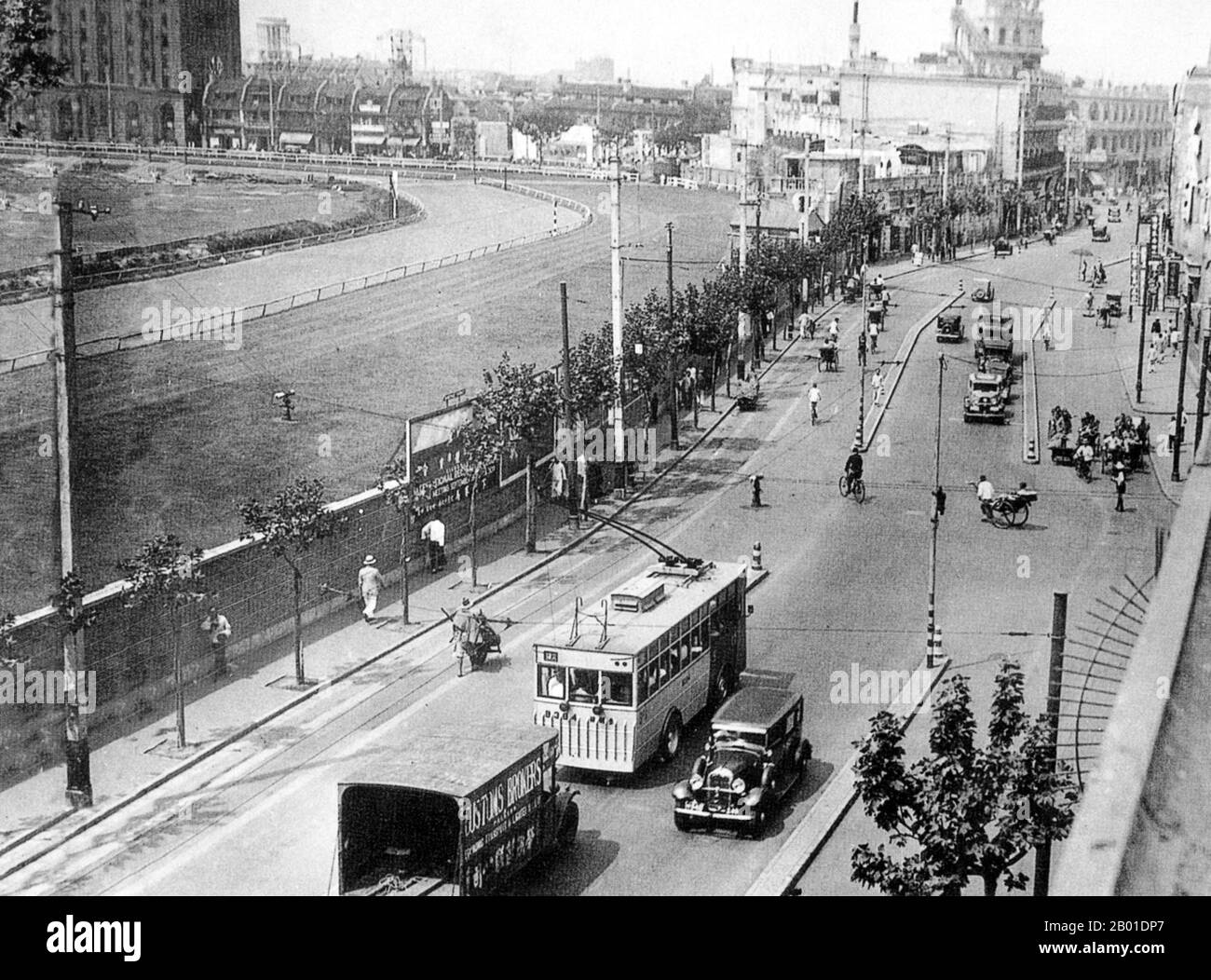 Chine : une vue sur la route Yuqiaqing de Shanghai (maintenant appelée Xijang lu ou route du Tibet) au début du 20th siècle. Shanghai (chinois: 上 海; Pinyin Shànghǎi) est l'une des plus grandes villes par population de la République populaire de Chine, et du monde. La ville est située dans l'est de la Chine, au milieu de la côte chinoise, et se trouve à l'embouchure du fleuve Yangtze. En raison de sa croissance rapide au cours des deux dernières décennies, elle est de nouveau devenue une ville mondiale, exerçant une influence sur la finance, le commerce, la mode, la technologie et la culture. Banque D'Images