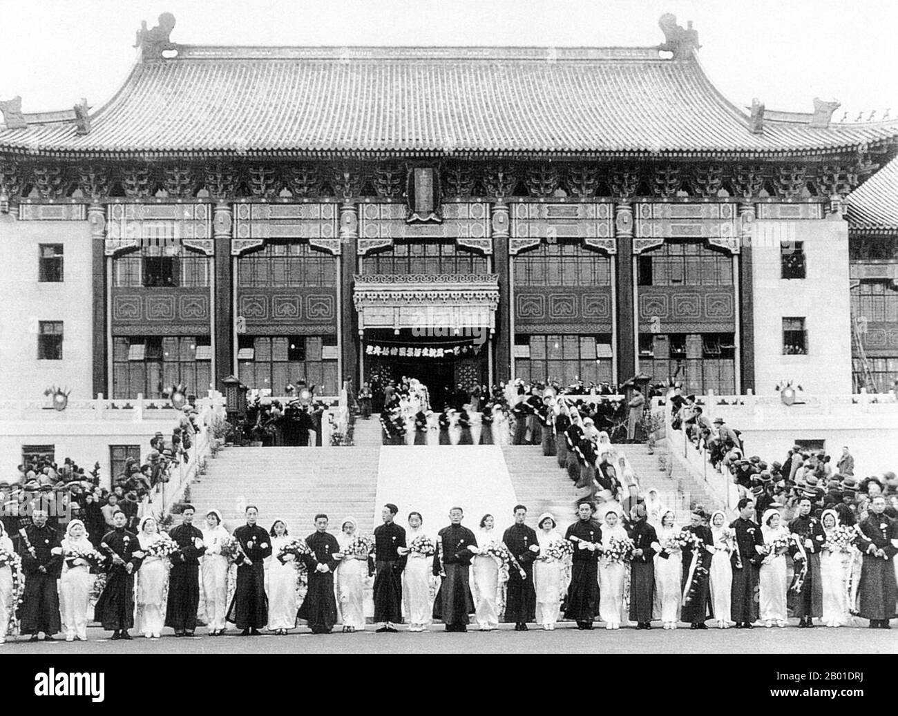 Chine: Un mariage collectif à Shanghai - le premier mariage de masse dans la ville, 1930s. Shanghai (chinois: 上 海; Pinyin Shànghǎi) est l'une des plus grandes villes par population de la République populaire de Chine, et du monde. La ville est située dans l'est de la Chine, au milieu de la côte chinoise, et se trouve à l'embouchure du fleuve Yangtze. En raison de sa croissance rapide au cours des deux dernières décennies, elle est de nouveau devenue une ville mondiale, exerçant une influence sur la finance, le commerce, la mode, la technologie et la culture. Autrefois une simple ville de pêche et de textile, Shanghai a gagné en importance au 19th siècle. Banque D'Images