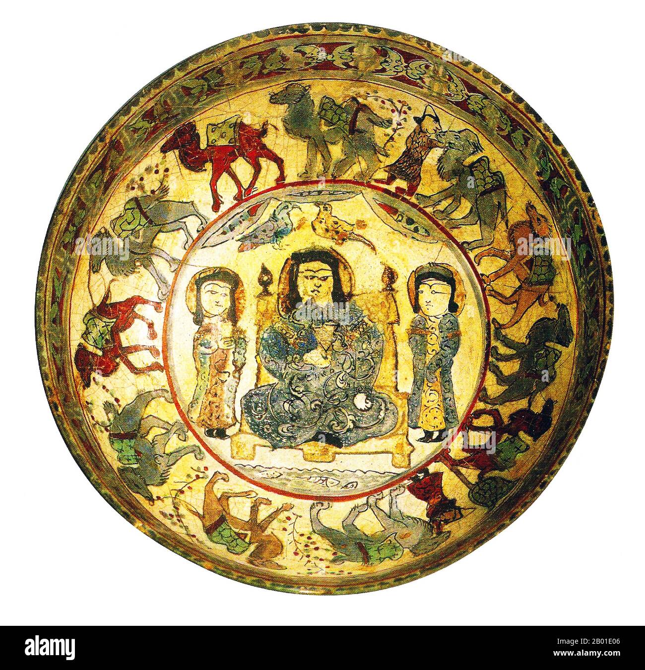 Iran/Perse: Plateau circulaire décoré de Shahr-e-Rey, Iran, début du 13th siècle. Datant de la fin de la dynastie Khwārazm-Shāh (1077-1231), le centre du plateau dépeint un perse - vraisemblablement Khwarezmid - souverain avec deux serveuses. Autour du plateau, une caravane de la route de la soie marche, comprenant des chameaux de Bactrian à deux bosses et des marchands perses en chapeaux pointés de style Sogdian. Rey, Ray ou parfois Rayy était une ville importante sur la section perse de la route de la soie. Banque D'Images