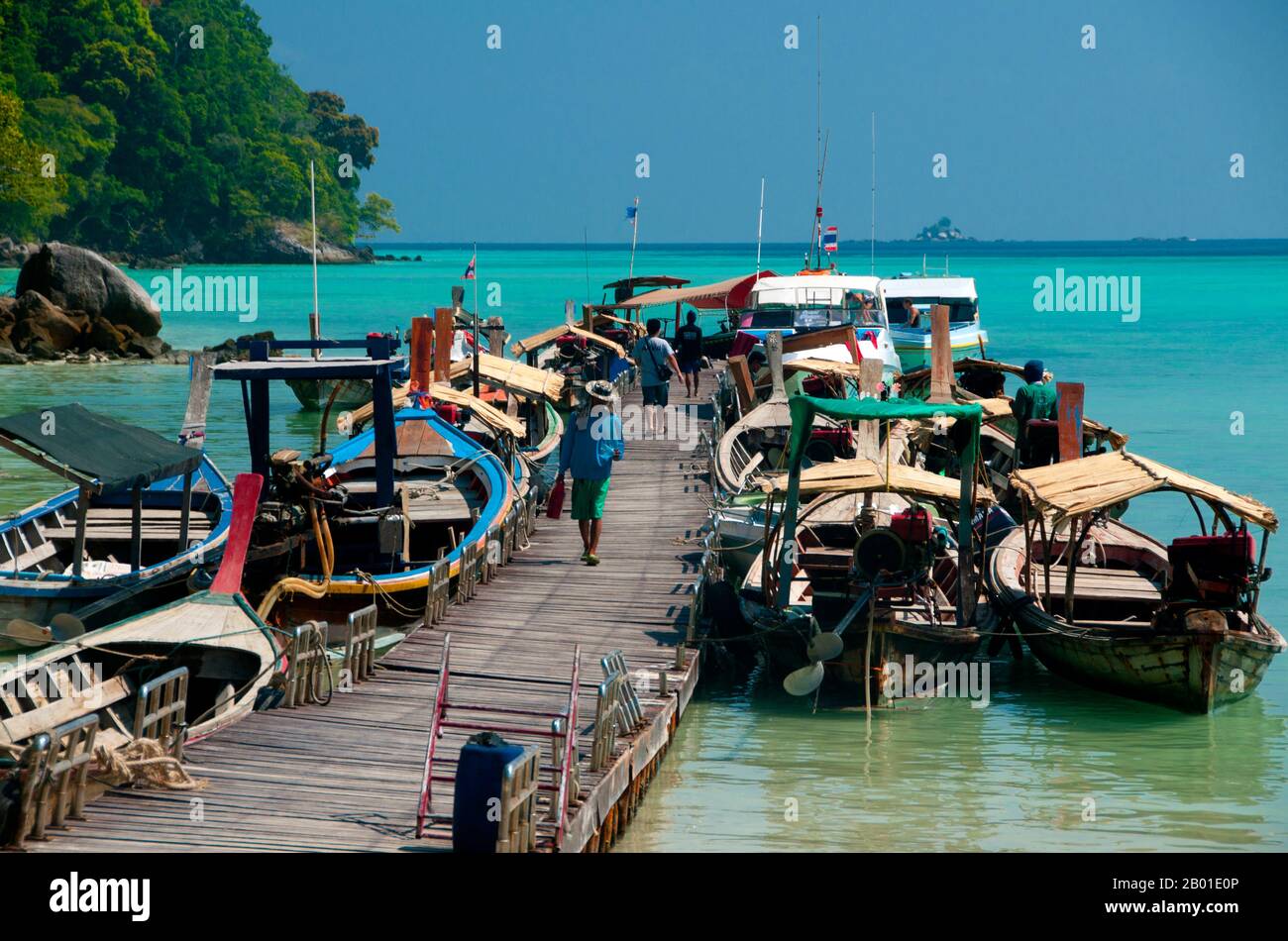 Thaïlande: Jetée à Ko Surin Nua, parc national marin des îles Surin. Le parc national marin de Ko Surin est l’une des dernières frontières de la Thaïlande pour la plongée et la voile. Ce parc marin de la mer d’Andaman abrite certains des récifs coralliens les plus développés du pays. L'archipel de Koh Surin est une zone de 135 kilomètres carrés située dans la mer d'Andaman à environ 60 kilomètres (38 milles) de la province continentale de Ranong. Les cinq îles du parc se trouvent juste au sud de la frontière avec la Birmanie. Koh Surin Nua, l'une des deux îles principales, a une superficie d'environ 19 kilomètres carrés, avec 240 mètres sa plus haute altitude. Banque D'Images