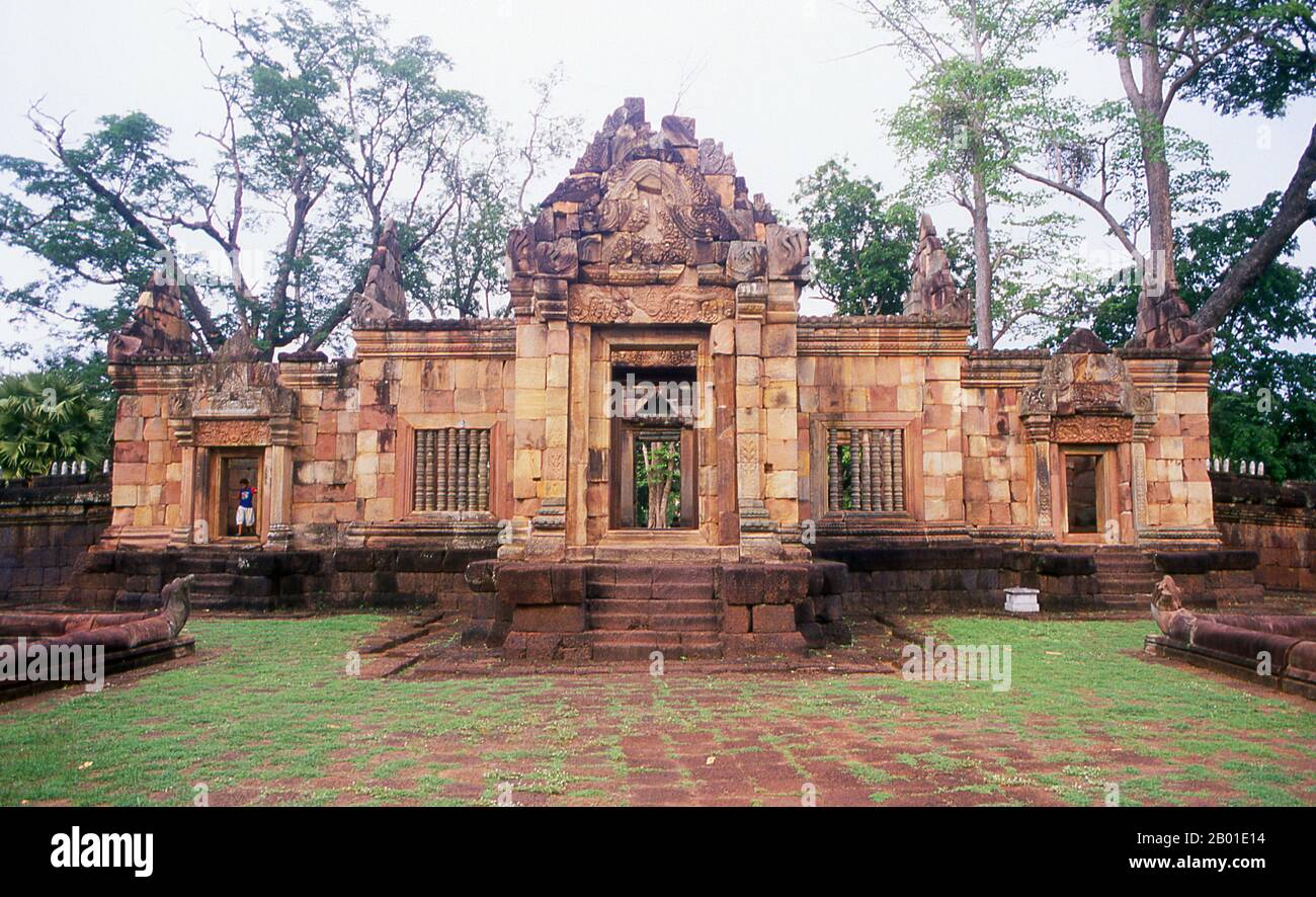 Thaïlande: Prasat Hin Mueang Tam, province de Buriram, nord-est de la Thaïlande. Prasat Hin Mueang Tam est un temple khmer dans les styles Khleang et Baphhuon, qui date de la fin de 10th et du début de 11th siècles. La divinité primaire était Shiva, bien que Vishnu ait également été adorée ici. Prasat Mueang Tam a été construit sur les ordres du roi Jayavarman V. entouré d'un haut mur de Laterite, le complexe comprend de magnifiques chars étagés qui ont été restaurés avec amour et remplis de fleurs de lotus. Banque D'Images Thaïlande: Prasat Hin Mueang Tam, province de Buriram, nord-est de la Thaïlande. Prasat Hin Mueang Tam est un temple khmer dans les styles Khleang et Baphhuon, qui date de la fin de 10th et du début de 11th siècles. La divinité primaire était Shiva, bien que Vishnu ait également été adorée ici. Prasat Mueang Tam a été construit sur les ordres du roi Jayavarman V. entouré d'un haut mur de Laterite, le complexe comprend de magnifiques chars étagés qui ont été restaurés avec amour et remplis de fleurs de lotus. Banque D'Images