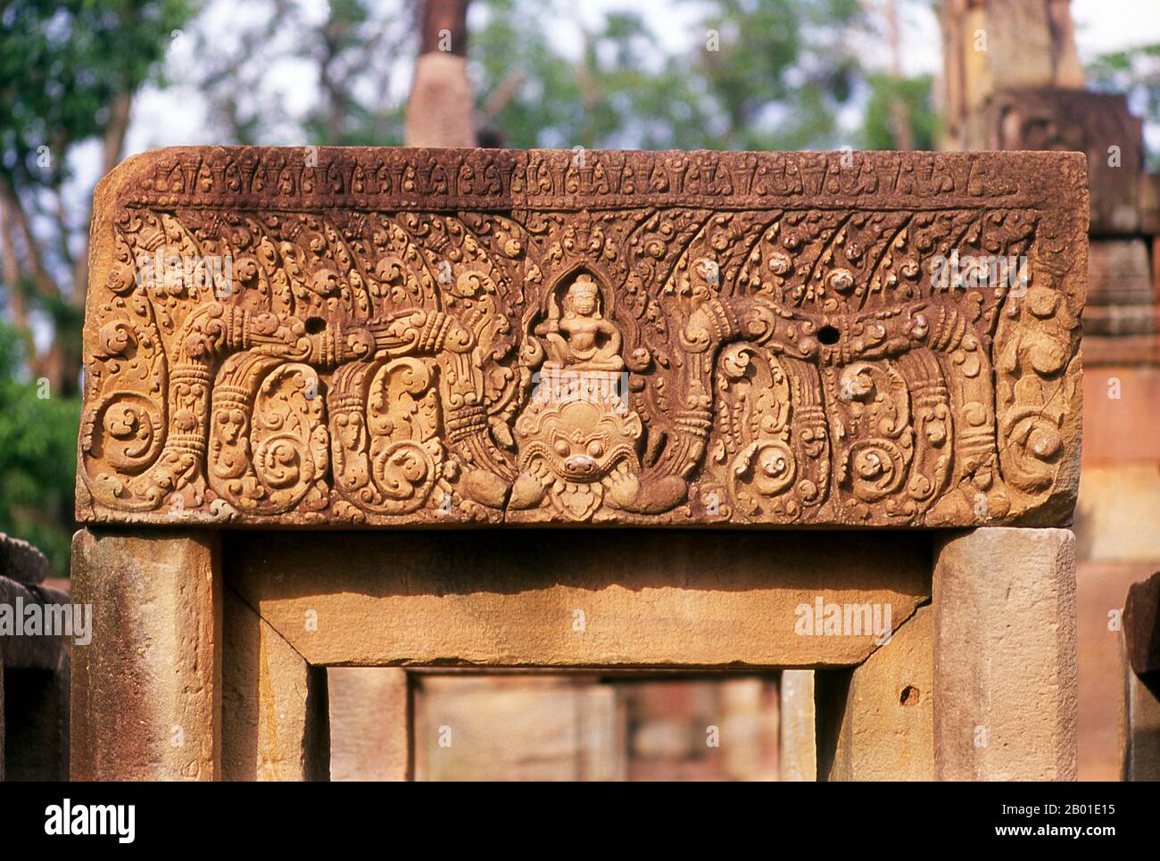 Thaïlande: Prasat Hin Mueang Tam, province de Buriram, nord-est de la Thaïlande. Prasat Hin Mueang Tam est un temple khmer dans les styles Khleang et Baphhuon, qui date de la fin de 10th et du début de 11th siècles. La divinité primaire était Shiva, bien que Vishnu ait également été adorée ici. Prasat Mueang Tam a été construit sur les ordres du roi Jayavarman V. entouré d'un haut mur de Laterite, le complexe comprend de magnifiques chars étagés qui ont été restaurés avec amour et remplis de fleurs de lotus. Banque D'Images Thaïlande: Prasat Hin Mueang Tam, province de Buriram, nord-est de la Thaïlande. Prasat Hin Mueang Tam est un temple khmer dans les styles Khleang et Baphhuon, qui date de la fin de 10th et du début de 11th siècles. La divinité primaire était Shiva, bien que Vishnu ait également été adorée ici. Prasat Mueang Tam a été construit sur les ordres du roi Jayavarman V. entouré d'un haut mur de Laterite, le complexe comprend de magnifiques chars étagés qui ont été restaurés avec amour et remplis de fleurs de lotus. Banque D'Images