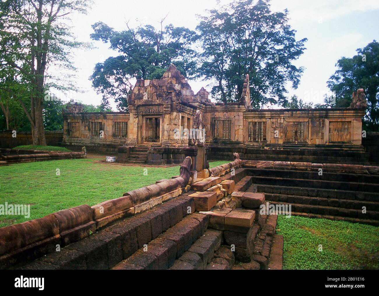 Thaïlande: Prasat Hin Mueang Tam, province de Buriram, nord-est de la Thaïlande. Prasat Hin Mueang Tam est un temple khmer dans les styles Khleang et Baphhuon, qui date de la fin de 10th et du début de 11th siècles. La divinité primaire était Shiva, bien que Vishnu ait également été adorée ici. Prasat Mueang Tam a été construit sur les ordres du roi Jayavarman V. entouré d'un haut mur de Laterite, le complexe comprend de magnifiques chars étagés qui ont été restaurés avec amour et remplis de fleurs de lotus. Banque D'Images Thaïlande: Prasat Hin Mueang Tam, province de Buriram, nord-est de la Thaïlande. Prasat Hin Mueang Tam est un temple khmer dans les styles Khleang et Baphhuon, qui date de la fin de 10th et du début de 11th siècles. La divinité primaire était Shiva, bien que Vishnu ait également été adorée ici. Prasat Mueang Tam a été construit sur les ordres du roi Jayavarman V. entouré d'un haut mur de Laterite, le complexe comprend de magnifiques chars étagés qui ont été restaurés avec amour et remplis de fleurs de lotus. Banque D'Images