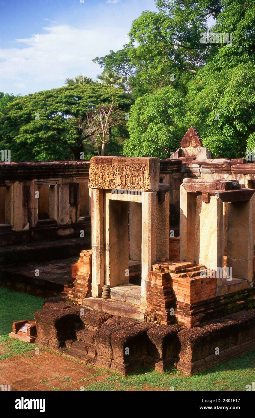 Thaïlande: Prasat Hin Mueang Tam, province de Buriram, nord-est de la Thaïlande. Prasat Hin Mueang Tam est un temple khmer dans les styles Khleang et Baphhuon, qui date de la fin de 10th et du début de 11th siècles. La divinité primaire était Shiva, bien que Vishnu ait également été adorée ici. Prasat Mueang Tam a été construit sur les ordres du roi Jayavarman V. entouré d'un haut mur de Laterite, le complexe comprend de magnifiques chars étagés qui ont été restaurés avec amour et remplis de fleurs de lotus. Banque D'Images Thaïlande: Prasat Hin Mueang Tam, province de Buriram, nord-est de la Thaïlande. Prasat Hin Mueang Tam est un temple khmer dans les styles Khleang et Baphhuon, qui date de la fin de 10th et du début de 11th siècles. La divinité primaire était Shiva, bien que Vishnu ait également été adorée ici. Prasat Mueang Tam a été construit sur les ordres du roi Jayavarman V. entouré d'un haut mur de Laterite, le complexe comprend de magnifiques chars étagés qui ont été restaurés avec amour et remplis de fleurs de lotus. Banque D'Images