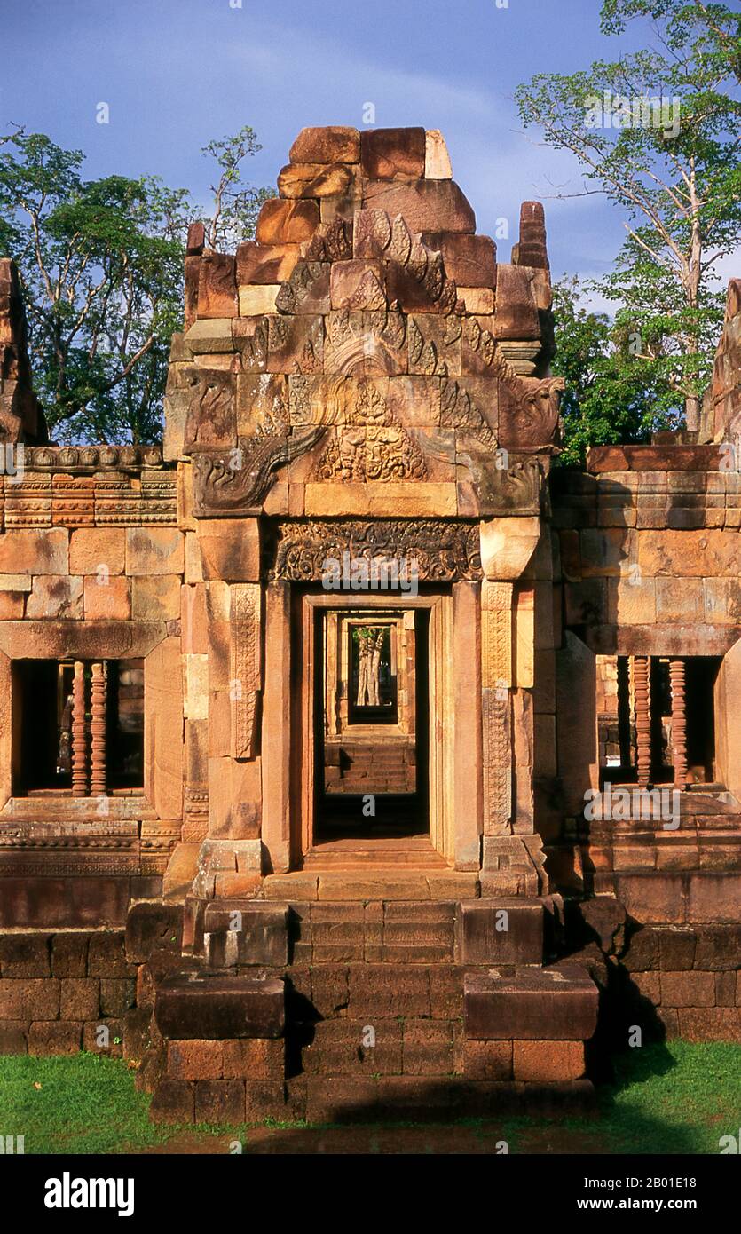 Thaïlande: Prasat Hin Mueang Tam, province de Buriram, nord-est de la Thaïlande. Prasat Hin Mueang Tam est un temple khmer dans les styles Khleang et Baphhuon, qui date de la fin de 10th et du début de 11th siècles. La divinité primaire était Shiva, bien que Vishnu ait également été adorée ici. Prasat Mueang Tam a été construit sur les ordres du roi Jayavarman V. entouré d'un haut mur de Laterite, le complexe comprend de magnifiques chars étagés qui ont été restaurés avec amour et remplis de fleurs de lotus. Banque D'Images Thaïlande: Prasat Hin Mueang Tam, province de Buriram, nord-est de la Thaïlande. Prasat Hin Mueang Tam est un temple khmer dans les styles Khleang et Baphhuon, qui date de la fin de 10th et du début de 11th siècles. La divinité primaire était Shiva, bien que Vishnu ait également été adorée ici. Prasat Mueang Tam a été construit sur les ordres du roi Jayavarman V. entouré d'un haut mur de Laterite, le complexe comprend de magnifiques chars étagés qui ont été restaurés avec amour et remplis de fleurs de lotus. Banque D'Images