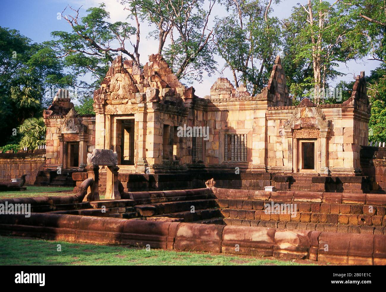 Thaïlande: Prasat Hin Meuang Tam, province de Buriram, Nord-est de la Thaïlande. Prasat Hin Mueang Tam est un temple khmer dans les styles Khleang et Baphuon, qui date de la fin du 10ème et du début du 11ème siècle. La divinité primaire était Shiva, bien que Vishnu ait également été adorée ici. Prasat Meuang Tam a été construit sur les ordres du roi Jayavarman V. entouré d'un haut mur de Laterite, le complexe comprend de magnifiques chars étagés qui ont été restaurés avec amour et remplis de fleurs de lotus. Banque D'Images Thaïlande: Prasat Hin Meuang Tam, province de Buriram, Nord-est de la Thaïlande. Prasat Hin Mueang Tam est un temple khmer dans les styles Khleang et Baphuon, qui date de la fin du 10ème et du début du 11ème siècle. La divinité primaire était Shiva, bien que Vishnu ait également été adorée ici. Prasat Meuang Tam a été construit sur les ordres du roi Jayavarman V. entouré d'un haut mur de Laterite, le complexe comprend de magnifiques chars étagés qui ont été restaurés avec amour et remplis de fleurs de lotus. Banque D'Images