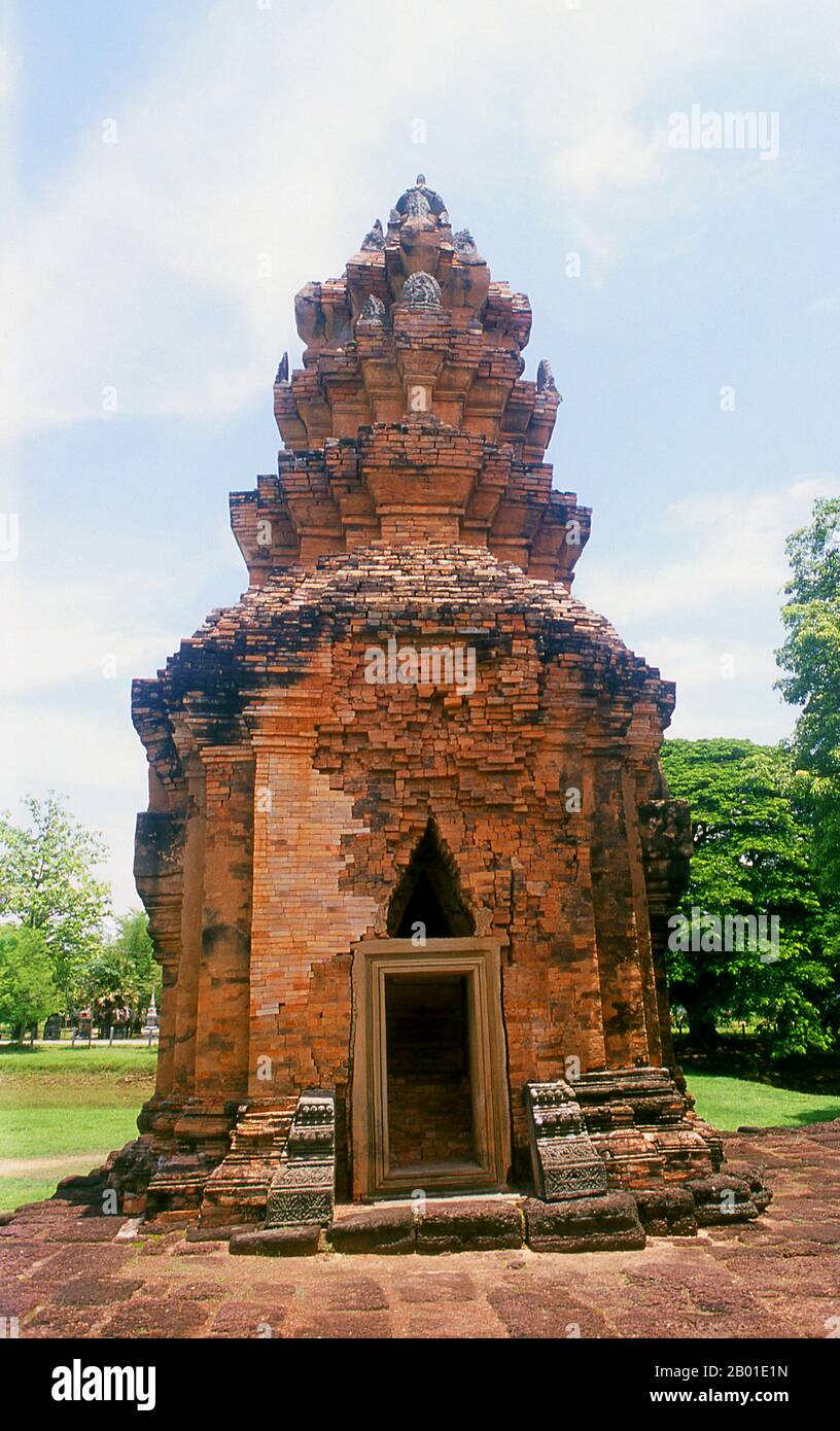 Thaïlande: Les prangs en briques de Prasat Sikhoraphum, province de Surin, nord-est de la Thaïlande. Prasat Sikhoraphum est un temple hindou khmer construit au 12th siècle par le roi Suryavarman II (r. 1113-1150). Le Prasat Sikhoraphum date du début du 12th siècle et a été magnifiquement restauré. Il se compose de cinq prangs de briques sur une plate-forme carrée de Laterite entourée d'étangs remplis de nénuphars. Le linteau et les piliers du prang central sont magnifiquement sculptés avec des filles dansantes célestes, ou apsara, et d'autres scènes de la mythologie hindoue. Banque D'Images