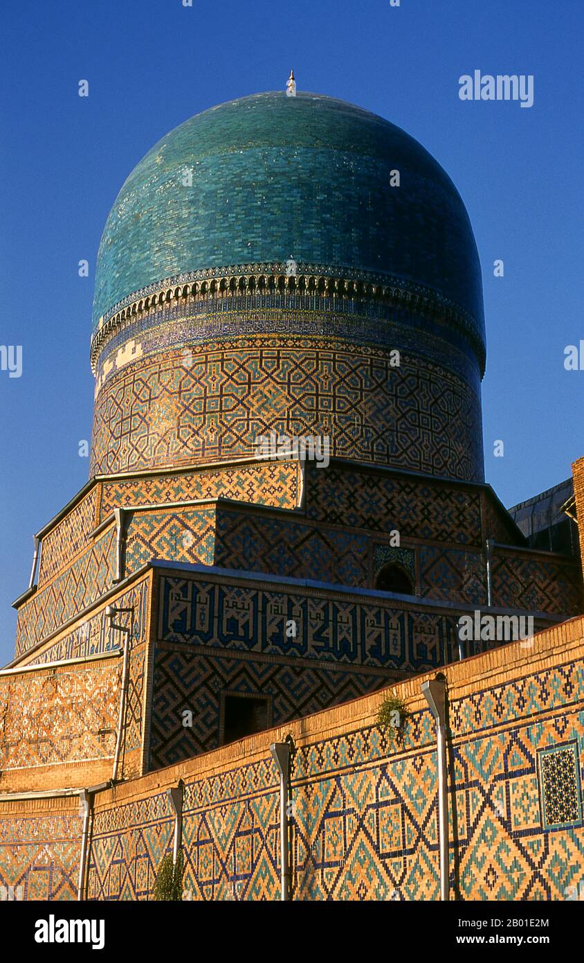 Ouzbékistan: Dôme à Tillya Kari Madrassa, le Registan, Samarkand. Le Registan contient trois madrasahs (écoles), le Madrasa d'Ulugh (1417-1420), le Madrasa de Tilya-Kori (1646-1660) et le Madrasa de Sher-Dor (1619-1636). La Madrasah Tilya-Kori a été construite au milieu du siècle 17th par le Shaybanid Amir Yalangtush. Le nom Tilya-Kori signifie «doré» ou «doré», et tout le bâtiment est somptueusement décoré avec des arabesques géométriques élaborées et de la sura du Qur’an à l’extérieur et particulièrement à l’intérieur. Banque D'Images