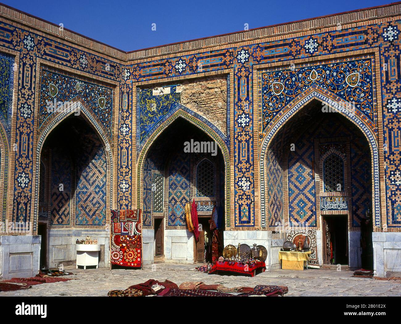 Ouzbékistan: Cour intérieure de Tillya Kari Madrassa, le Registan, Samarkand. Le Registan contient trois madrasahs (écoles), le Madrasa d'Ulugh (1417-1420), le Madrasa de Tilya-Kori (1646-1660) et le Madrasa de Sher-Dor (1619-1636). La Madrasah Tilya-Kori a été construite au milieu du siècle 17th par le Shaybanid Amir Yalangtush. Le nom Tilya-Kori signifie «doré» ou «doré», et tout le bâtiment est somptueusement décoré avec des arabesques géométriques élaborées et de la sura du Qur’an à l’extérieur et particulièrement à l’intérieur. Banque D'Images