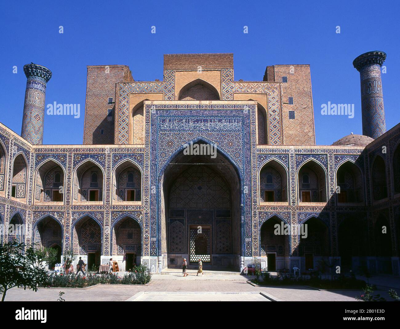 Ouzbékistan: Cour intérieure à Ulug Beg Madrassa, le Registan, Samarkand. Le Registan contient trois madrasahs (écoles), le Madrasa d'Ulugh (1417-1420), le Madrasa de Tilya-Kori (1646-1660) et le Madrasa de Sher-Dor (1619-1636). Le Madrasah Beg d'Ulugh a son portail imposant avec l'arche de lancet face à la place. Les coins sont flanqués par les minarets bien proportionnés. Le panneau en mosaïque au-dessus de l'arche d'entrée est décoré d'ornements géométriques stylisés. La cour en forme de carré comprend une mosquée, des salles de conférence et est bordée par les cellules du dortoir où vivaient les étudiants. Banque D'Images
