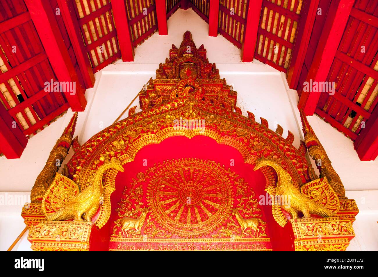 Thaïlande: Fronton de la porte d'entrée avec Dharmachakra (roue de la Loi), le viharn à Wat Phuak Hong, Chiang Mai. Wat Phuak Hong (วัดพวกหงษ์), le 'Temple de la fuite des cygnes', est situé dans le coin sud-ouest de la vieille ville de Chiang Mai. Un petit temple typique de LAN Na, il est surtout remarquable pour la stupa ronde qui se dresse à l'ouest du viharn. Construit au 16th siècle, la structure arrondie a sept niveaux décroissants encerclés par un total de 52 niches pour les images du Bouddha, dont certains survivent aujourd'hui, bien que dans un état plutôt endommagé. Banque D'Images