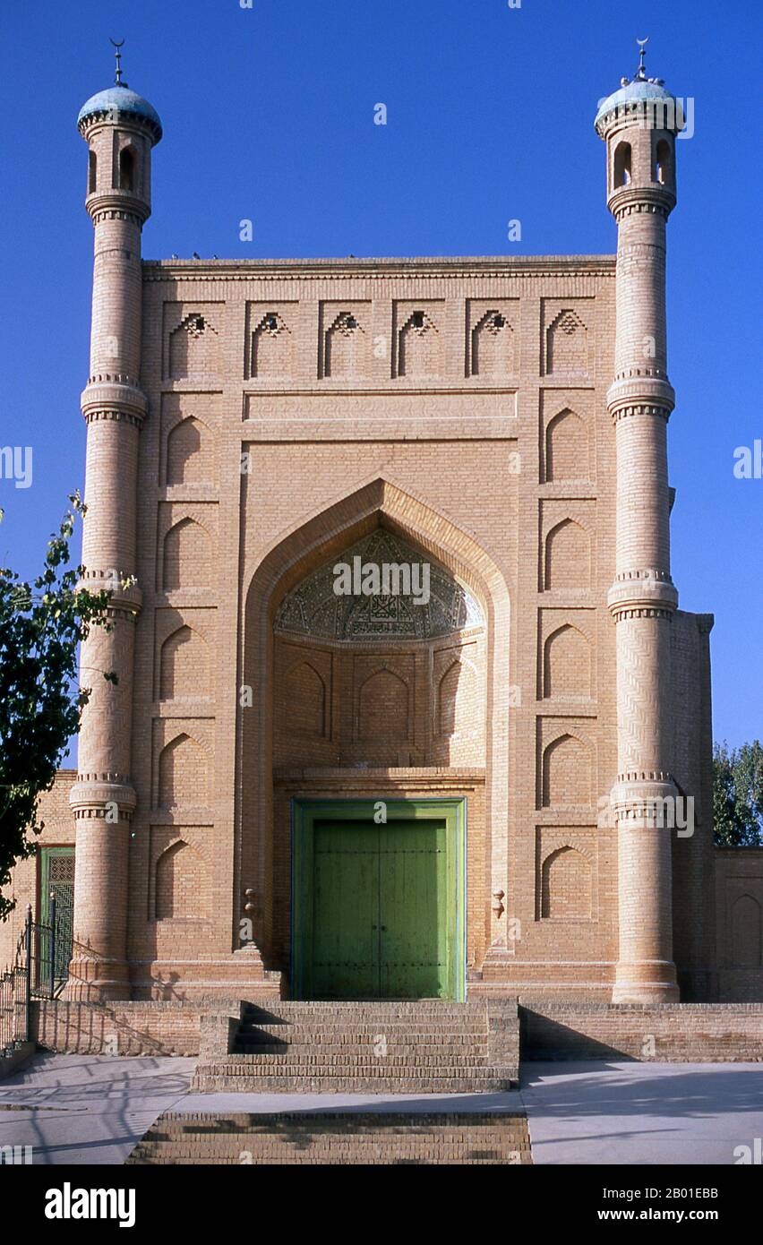 Chine : JAMA’ Masjid (Grande Mosquée), Old Kuqa, province du Xinjiang. L'ancienne ville oasis de Kuqa (Kuche), bien que maintenant éclipsée par Korla à l'est et Aksu à l'ouest, était autrefois un arrêt clé sur la route de la soie du Nord. Elle a d'abord été sous contrôle chinois Han lorsqu'elle a été conquise, en 91 ce, par l'indomptable général Ban Chao. Au 4th siècle, il avait émergé comme un centre important de la civilisation Tocharienne assis à cheval non seulement la route de la soie du Nord, mais aussi des routes moins importantes vers Dzungaria dans le nord et Khotan dans le sud. Le célèbre moine bouddhiste Kumarajiva est né ici. Banque D'Images