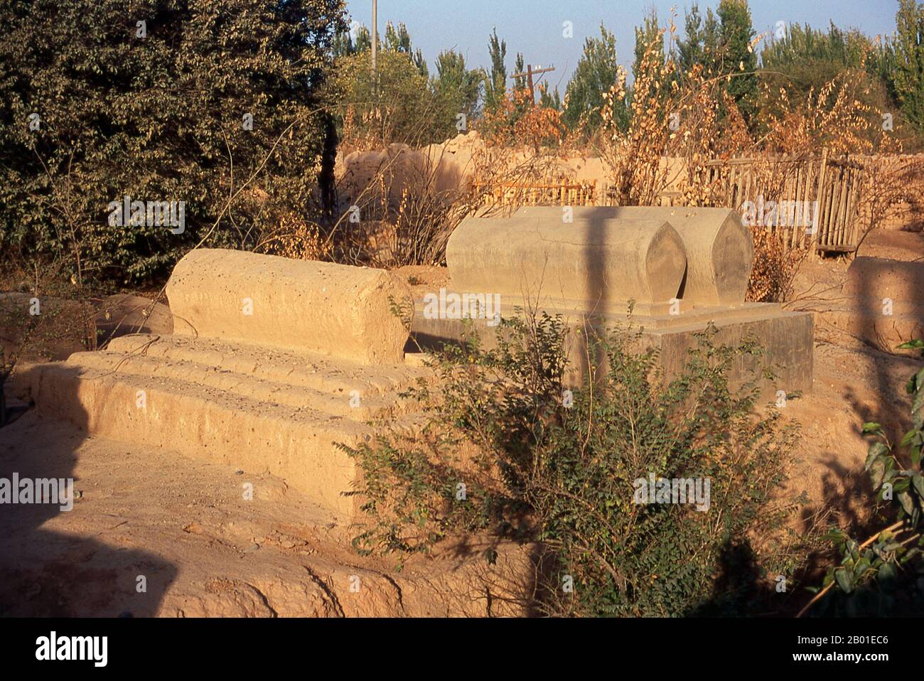 Chine : soleil en fin d'après-midi sur les tombes de Maulana Ashidin Khoja Mazar, Old Kuqa, province du Xinjiang. L'ancienne ville oasis de Kuqa (Kuche), bien que maintenant éclipsée par Korla à l'est et Aksu à l'ouest, était autrefois un arrêt clé sur la route de la soie du Nord. Elle a d'abord été sous contrôle chinois Han lorsqu'elle a été conquise, en 91 ce, par l'indomptable général Ban Chao. Au 4th siècle, il avait émergé comme un centre important de la civilisation Tocharienne assis à cheval non seulement la route de la soie du Nord, mais aussi des routes moins importantes vers Dzungaria dans le nord et Khotan dans le sud. Banque D'Images