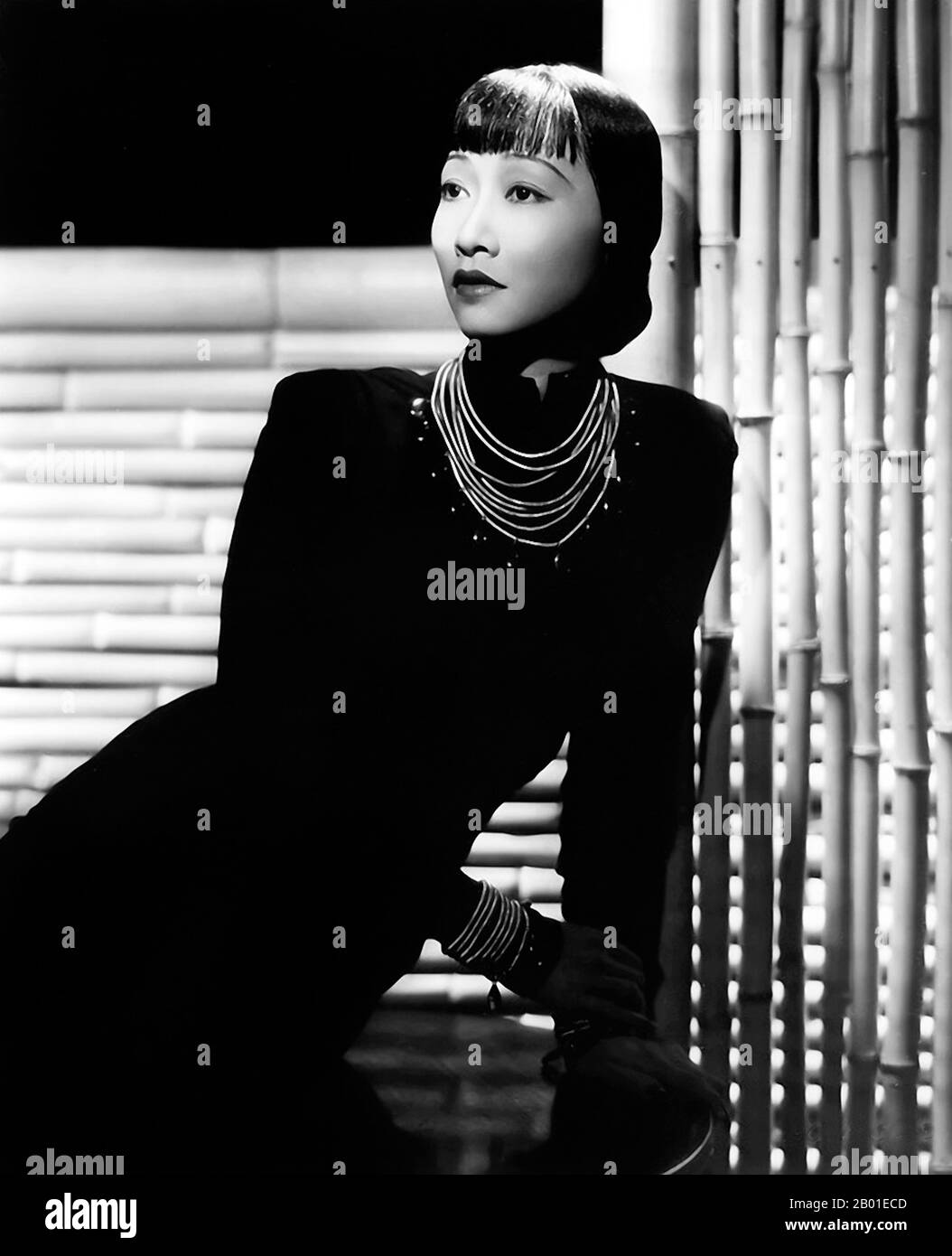 Chine/Etats-Unis: Anna May Wong (3 janvier 1905 - 3 février 1961), star de cinéma sino-américaine. Publicité tirée de « Dangerous to Know », 1938. Anna May Wong était une actrice américaine, la première star de cinéma américaine chinoise et la première américaine asiatique à devenir une star internationale. Sa longue et variée carrière s'est étendue à la fois au cinéma silencieux et au son, à la télévision, à la scène et à la radio. Né près du quartier chinois de Los Angeles, de parents sino-américains de deuxième génération, Wong s'est fait infecter par les films et a commencé à jouer dans les films à un âge précoce. Banque D'Images