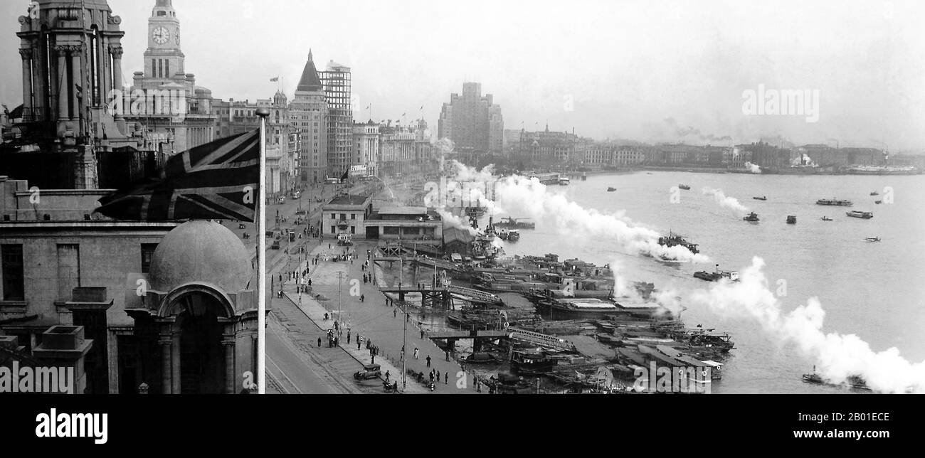 Chine : vue panoramique du Bund (Waitan) vers le nord en direction de Hongkou, vers 1936-1937. Vue panoramique sur le Bund vers le nord en direction du pont Waibaidu. Au-delà du drapeau britannique se trouve le clocher de la Custom House, la maison Sassoon à clocher caractéristique (aujourd'hui l'hôtel Peace) et au loin Broadway Mansions, achevée en 1935. Le grand bâtiment en construction à côté du bâtiment Sassoon est le bâtiment de la future Bank of China. La construction a débuté en 1936 et a été achevée en 1937, ce qui a permis de dater précisément cette image. Banque D'Images