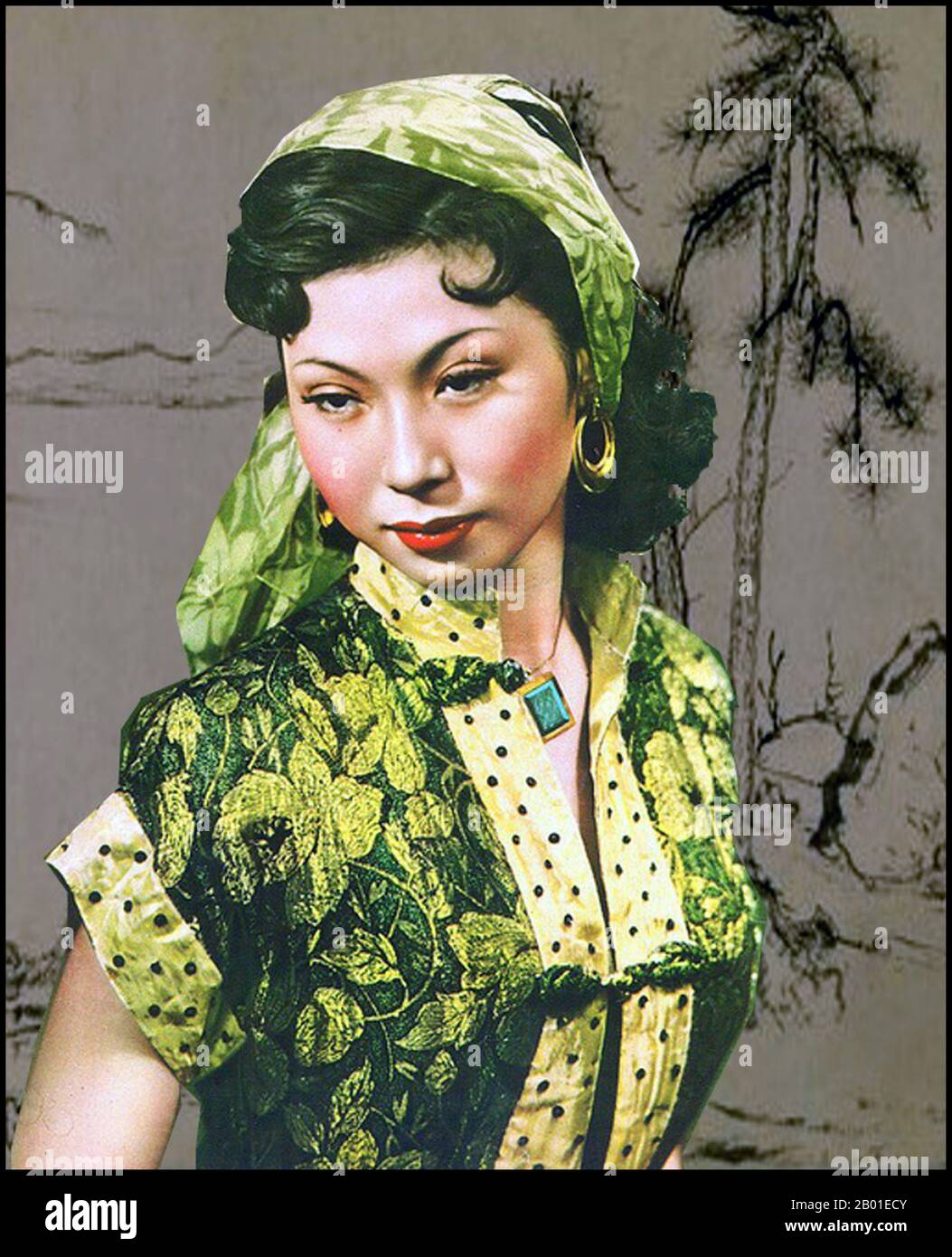 Chine : Yu So Chow (9 juillet 1930 - 12 mai 2017), actrice chinoise de Hong Kong, vers 1950s. Yu SO Chow (于素秋; pinyin: Yú Sù Qiū) est une actrice chinoise née à Beijing dans une famille d'opéras de Pékin. Elle est la fille de feu Maître Yu Jim Yuen qui a dirigé la China Drama Academy, une école d'opéra de Pékin à Hong Kong, et professeur de nombreux acteurs bien connus. Elle a débuté sa carrière d'acteur en 1948 et a réalisé plus de 240 films dans les genres Wuxia, kung fu, action, détective et opéra cantonais. Ses films ont été couronnés de succès au box-office et elle a été l'une des superstars les plus populaires du 1960s en Asie. Banque D'Images