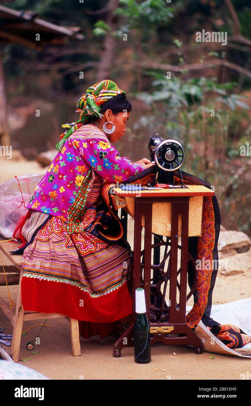 Vietnam : une femme qui coudre dans un village de Fleur Hmong près de Phong Nien, province Lao Cai. Les collines autour de bac Ha abritent dix minorités distinctes, dont Dao, Giay, Nung et Tai, mais les plus distinctives et colorées sont le Hmong Fleur (fleuriste). D'avant l'aube, ils convergent vers le centre-ville poussiéreux de bac Ha et, en particulier, vers le marché du béton. Les produits vendus et échangés comprennent les fruits et légumes de chaque description, la viande fraîche et les orchidées sauvages. Le Hmong est un groupe ethnique asiatique des régions montagneuses de Chine, du Vietnam, du Laos et de Thaïlande. Banque D'Images