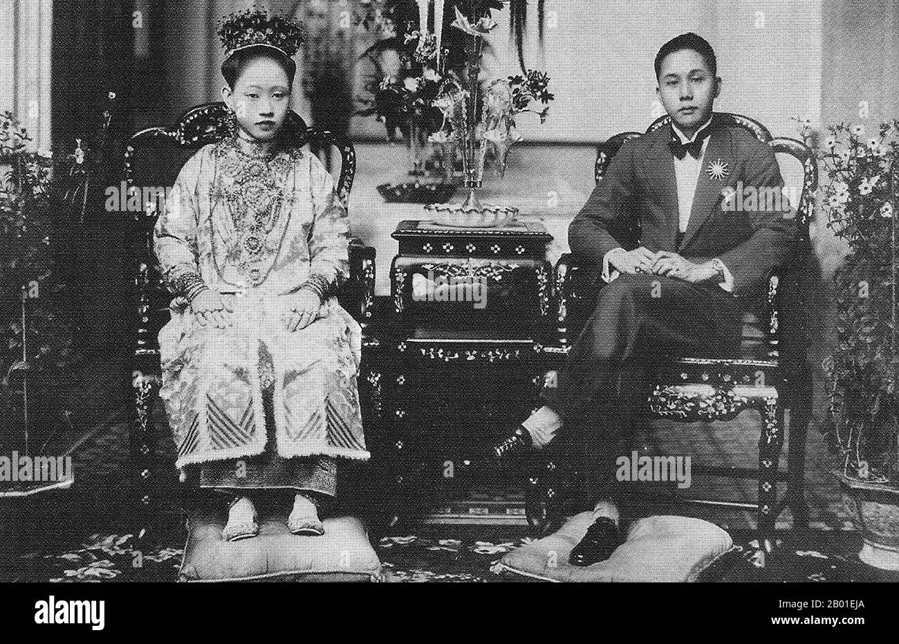 Singapour: Une mariée et marié Peranakan, début du 20th siècle. Les Peranakan Chinese et Baba-Nyonya sont des termes utilisés pour les descendants des immigrants chinois de la fin des années 15th et 16th-siècle dans l'archipel indonésien-malais durant l'ère coloniale. Les membres de cette communauté à Melaka s'identifient comme 'Nyonya Baba' au lieu de 'Baba-Nyonya'. Nyonya est le terme pour les femmes et Baba pour les hommes. Il s'applique en particulier aux populations ethniques chinoises des colonies du détroit britannique de Malaya et de l'île de Java, contrôlée par les pays-Bas, ainsi qu'à d'autres endroits. Banque D'Images